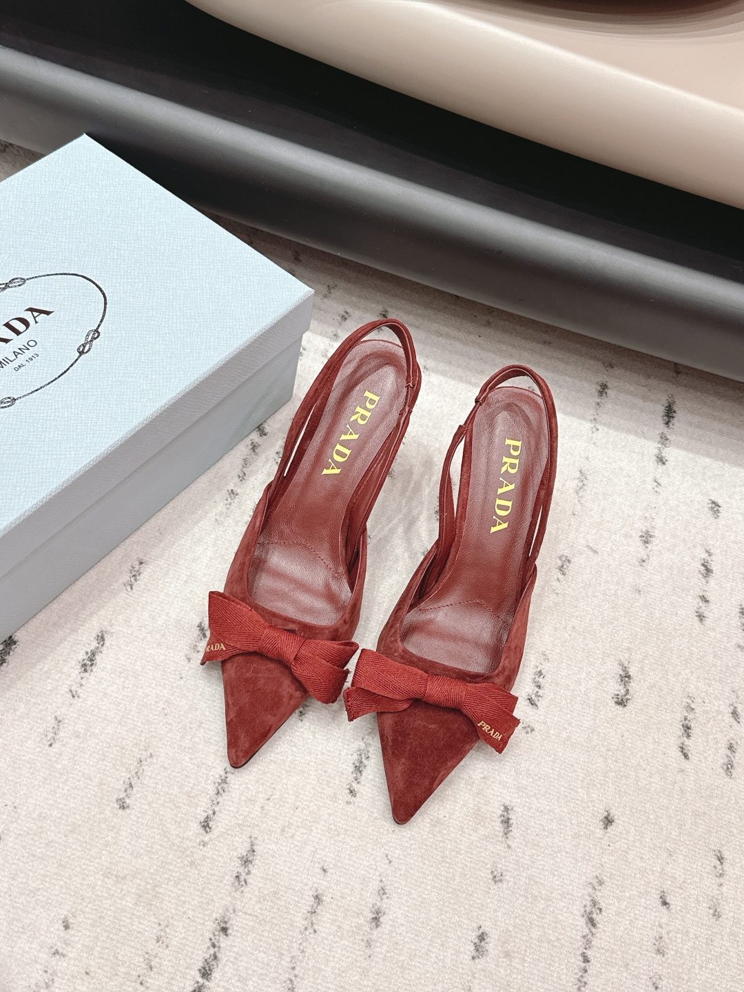 NO:748913,: 'Exclusive top version' PRA*D 2026 vs early spring catwalk popular fashion shoes series... [Pointed bow half slippers]  PRADA's spring and summer T-stage catwalk show is the same style as 'Dream Never Sleeps'. Prada can use it on important occasions. The fresh style has a bit of nobility and is perfect on the feet. When worn with this shoe, it is elegant and crystal clear, regardless of the material of various accessories.  , all are exclusively customized one to one, and must be zero distance from the original version. The entire series is full of exciting and unexpected combinations of elements, different materials, textures of fabrics, and a strong artistic atmosphere, allowing you to appreciate the ever-changing style of Prada girls...  Upper: Original customized cashmere Lining: Original customized sheepskin Foot pads: Original customized sheepskin Outsole: Original customized leather outsole Heel height: 7.5cm Packaging: Original complete package Number of yards: 35-39 (34.40.41.42 customized non-returnable) Color: Official website updated simultaneously, high-heeled sandals, prada, prada, sandals, high heels, sheepskin, Leather soles19860909: 《独家顶级版本》 PRA*D普拉*达2026vs早春走秀爆款时装单鞋系列 ……【尖头蝴蝶结半拖单鞋】 PRADA春夏T台走秀网红同款＂造梦不夜城＂,Prada能在重要场合上用得上了,小清新风带点贵气的感觉,上脚非常完美,穿搭配上此鞋,优雅大方,晶莹剔透,无论各种配件材质,都是独家一比一定制,必做到原版零距离,整个系列都充满了令人兴奋和意外的元素结合,不同的材质,肌理的面料的表现,具有极浓的艺术气息,让你领略Prada女孩的百变风格…… 鞋面: 原版定制羊绒 内里: 原版定制羊皮 垫脚: 原版定制羊皮 大底: 原版定制真皮大底 跟高: 7.5cm 包装: 原版全套包装 码数: 35-39(34.40.41.42定制不退换） 颜色:官网同步更新,高跟鞋凉鞋,prada,prada,sandals,high heels,sheepskin,Leather soles,Women's Shoes