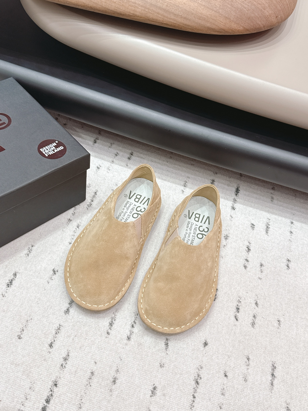 NO:748883,'Exclusive top version' VIBAe, which coexists beauty and comfort, comes from Finland. It is a shoe brand founded by five friends with an adventurous spirit. 'VIBAe' means 'atmosphere' in Finnish, and this word is being redefined by wearers around the world. With comfort and ecological ingenuity as the core, it integrates Portuguese century-old craftsmanship and ergonomic design, and has traveled to more than 150 countries. It is not only a pair of shoes, but also a 'second skin' connected to the world. The fabric is original custom-made vegetable tanned cowhide.  Original custom-made sheepskin lining, original custom-made sheepskin for feet, original molded non-slip outsole, original full set of packaging, code number 35-39, color: official website updated simultaneously, casual shoes/sports shoes, sneakers, cowhide, sheepskin19860909《独家顶级版本》  美貌与舒适并存的VIBAe来自芬兰,由五位挚友以冒险精神创立的鞋履品牌.“VIBAe”在芬兰语中意为“氛围”,而这个词语正在被全球穿着者重新定义,以舒适与生态匠心为核心,融合葡萄牙百年工艺与人体工学设计,足迹遍及150多国.它不止是一双鞋,更是与世界相连的“第二层皮肤” 面料原版定制植鞣牛皮 内里原版定制羊皮 垫脚原版定制羊皮 大底原版开模防滑成型底 包装原版全套包装 码数35-39 颜色:官网同步更新,休闲鞋/运动鞋,sneakers,cowhide,sheepskin,Women's Shoes