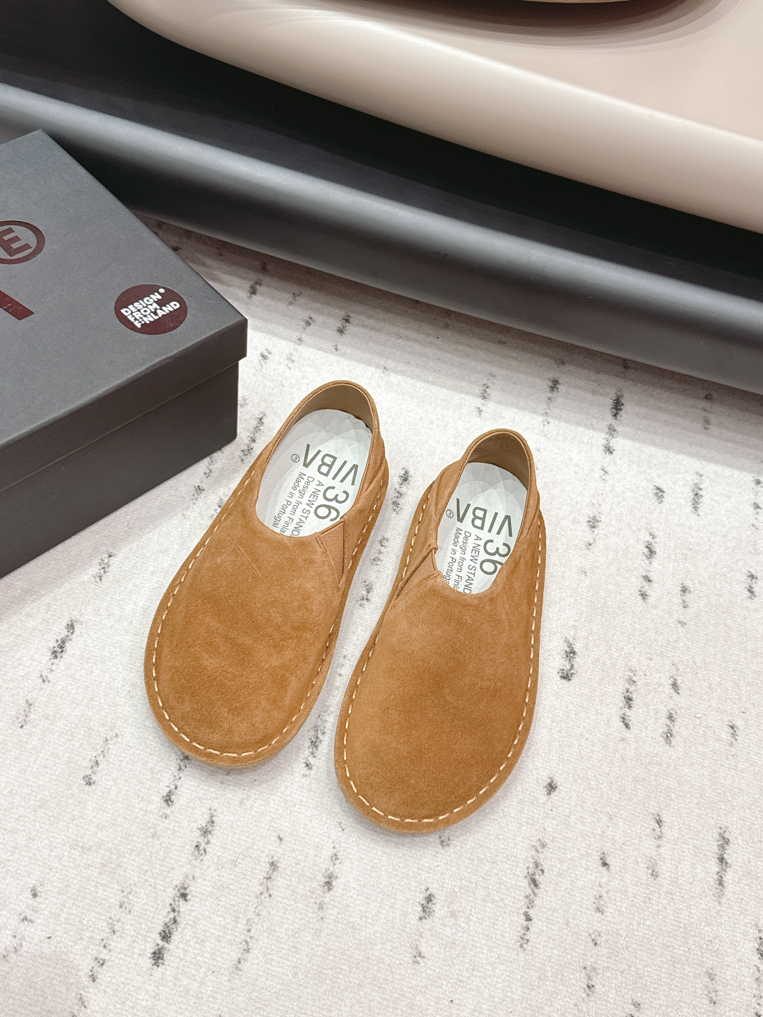 NO:748877,'Exclusive top version' VIBAe, which co-exists beauty and comfort, comes from Finland. It is a shoe brand founded by five friends with an adventurous spirit. 'VIBAe' means 'atmosphere' in Finnish, and this word is being redefined by wearers around the world. With comfort and ecological craftsmanship as the core, it integrates Portuguese century-old craftsmanship and ergonomic design, and has traveled to more than 150 countries. It is not only a pair of shoes, but also a 'second skin' connected to the world. The fabric is original and customized.  Original custom-made sheepskin lining, original custom-made sheepskin for feet, original molded non-slip outsole, original full set of packaging, code number 35-39, color: official website updated simultaneously, casual shoes/sports shoes, sneakers, sheepskin19860909《独家顶级版本》  美貌与舒适并存的VIBAe来自芬兰,由五位挚友以冒险精神创立的鞋履品牌.“VIBAe”在芬兰语中意为“氛围”,而这个词语正在被全球穿着者重新定义,以舒适与生态匠心为核心,融合葡萄牙百年工艺与人体工学设计,足迹遍及150多国.它不止是一双鞋,更是与世界相连的“第二层皮肤” 面料原版定制牛猄 内里原版定制羊皮 垫脚原版定制羊皮 大底原版开模防滑成型底 包装原版全套包装 码数35-39 颜色:官网同步更新,休闲鞋/运动鞋,sneakers,sheepskin,Women's Shoes