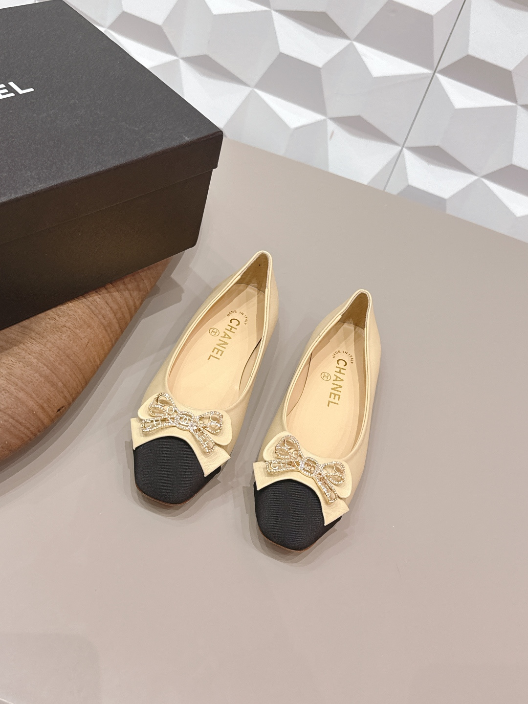 NO:748827,: 'Exclusive top version' CHANE*L Xiaoxiang 2026 vs the latest shoe series in the early spring counter... [Square-toe butterfly buckle shoes] Ms. Chanel loves simple and irresistible styles. The combination shows a unique dressing style, free mix and match to shine in place and follow the fashionable pace of Grandma Xiang!  !  !  The top-notch craftsmanship and texture are perfectly presented. No matter any details, you can compare them with the counters. You can enter and exit the counters at will with the best quality goods!  !  Fabric: Original customized sheepskin/butterfly diamond buckle Lining: Original customized sheepskin Foot pads: Original customized sheepskin Outsole: Original customized leather outsole Heel height: 0.8cm (flat bottom) Size: 35-39 (40.41.42. Customization is non-returnable) Packaging: Original full set of packaging Color: Official website updated simultaneously, high-heeled shoes, chanel, chanel, high heels, sheepskin, Leather soles19860909: 《独家顶级版本》  CHANE*L小香2026vs早春专柜最新单鞋系列……【方头蝴蝶扣单鞋】  香奈儿女士钟爱简约又难以抗拒系 搭配展现与众不同的穿搭风格、自由混搭闪耀到位跟紧香奶奶时尚步伐！！！ 顶级工艺质感完美呈现,无论任何细节均可对比专柜,最好级别的顶级货,随意进出专柜！！ 面料: 原版定制羊皮/蝴蝶钻扣 内里: 原版定制羊皮 垫脚: 原版定制羊皮 大底: 原版定制真皮大底 跟高: 0.8cm（平底） 码数: 35-39（40.41.42.定制不退换） 包装: 原版全套包装 颜色: 官网同步更新,高跟鞋单鞋,chanel,chanel,high heels,sheepskin,Leather soles,Women's Shoes