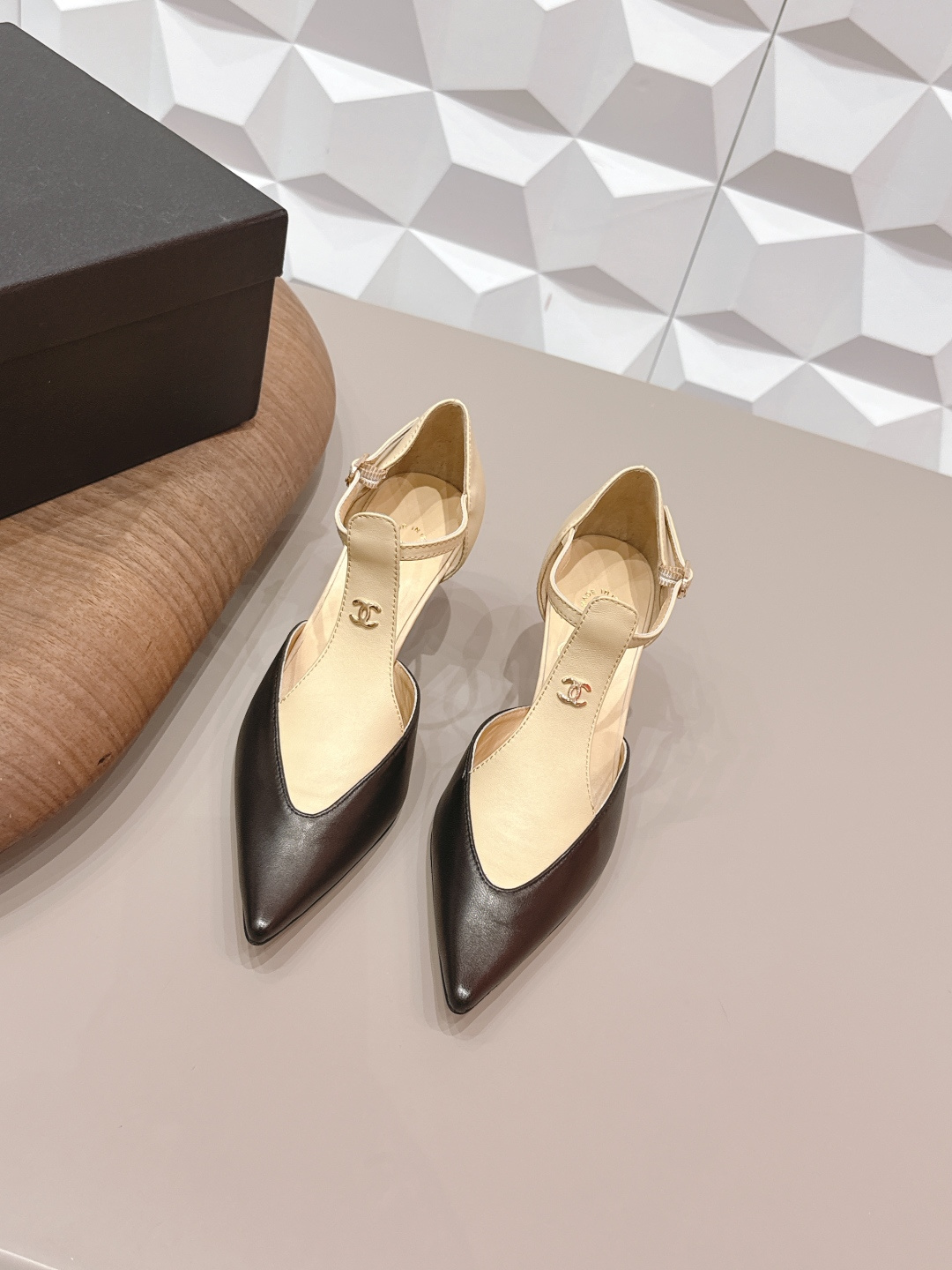 NO:748823,: 'Exclusive top version' CHANE*L Xiaoxiang 2026 vs the latest shoe series in the early spring counter... [Pointed toe color-blocked hollow shoes] Ms. Chanel loves simple and irresistible styles. The combination shows a unique dressing style, free mix and match to shine in place and follow the fashionable pace of Grandma Jinxiang!  !  !  The top-notch craftsmanship and texture are perfectly presented. No matter any details, you can compare them with the counters. You can enter and exit the counters at will with the best quality goods!  !  Fabric: Original customized sheepskin Lining: Original customized sheepskin Foot pads: Original customized sheepskin Outsole: Original customized leather outsole Heel height: 6.5cm Size: 35-39 (40.41.42. Customization is non-refundable) Packaging: Original full set of packaging Color: Official website updated simultaneously, high-heeled shoes, chanel, chanel, high heels, sheepskin, Leather soles19860909: 《独家顶级版本》  CHANE*L小香2026vs早春专柜最新单鞋系列……【尖头拼色中空单鞋】  香奈儿女士钟爱简约又难以抗拒系 搭配展现与众不同的穿搭风格、自由混搭闪耀到位跟紧香奶奶时尚步伐！！！ 顶级工艺质感完美呈现,无论任何细节均可对比专柜,最好级别的顶级货,随意进出专柜！！ 面料: 原版定制羊皮 内里: 原版定制羊皮 垫脚: 原版定制羊皮 大底: 原版定制真皮大底 跟高: 6.5cm 码数: 35-39（40.41.42.定制不退换） 包装: 原版全套包装 颜色: 官网同步更新,高跟鞋单鞋,chanel,chanel,high heels,sheepskin,Leather soles,Women's Shoes