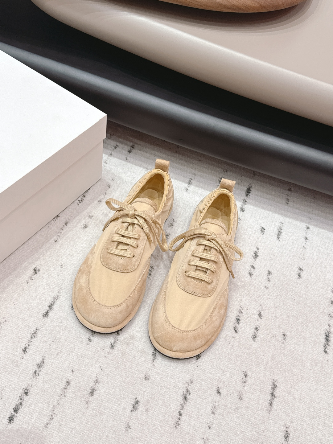 NO:748875,: 'Exclusive Top Version' THE ROW ~ Niche trendy brand 26 vs early spring casual new series... [Round-toe color-blocking casual shoes] The original version has better comfort and wrapping than the original version. It is full of personality and easy to match with various styles of clothes... Fabric: Original customized cashmere/mercerized step Lining: Original customized sheepskin Foot: Original customized sheepskin Outsole: Original molded wear-resistant sole Heel height: 1.0cm Packaging: Original full set of packaging Code number:  35-39 (40.41. Customization is non-returnable) Colors are updated simultaneously on the official website, casual shoes/sports shoes, sneakers, sheepskin19860909: 《独家顶级版本》 THE ROW～小众潮牌26vs早春休闲新款系列……【圆头拼色休闲鞋】 原版一比一打造舒适度、包裹性都比较好.个性十足,很好驾驭各种风格衣服搭配…… 面料: 原版定制羊绒/丝光步 内里: 原版定制羊皮 垫脚: 原版定制羊皮 大底: 原版开模耐磨底 跟高: 1.0cm 包装: 原版全套包装 码数: 35-39（40.41.定制不退换） 颜色官网同步更新,休闲鞋/运动鞋,sneakers,sheepskin,Women's Shoes