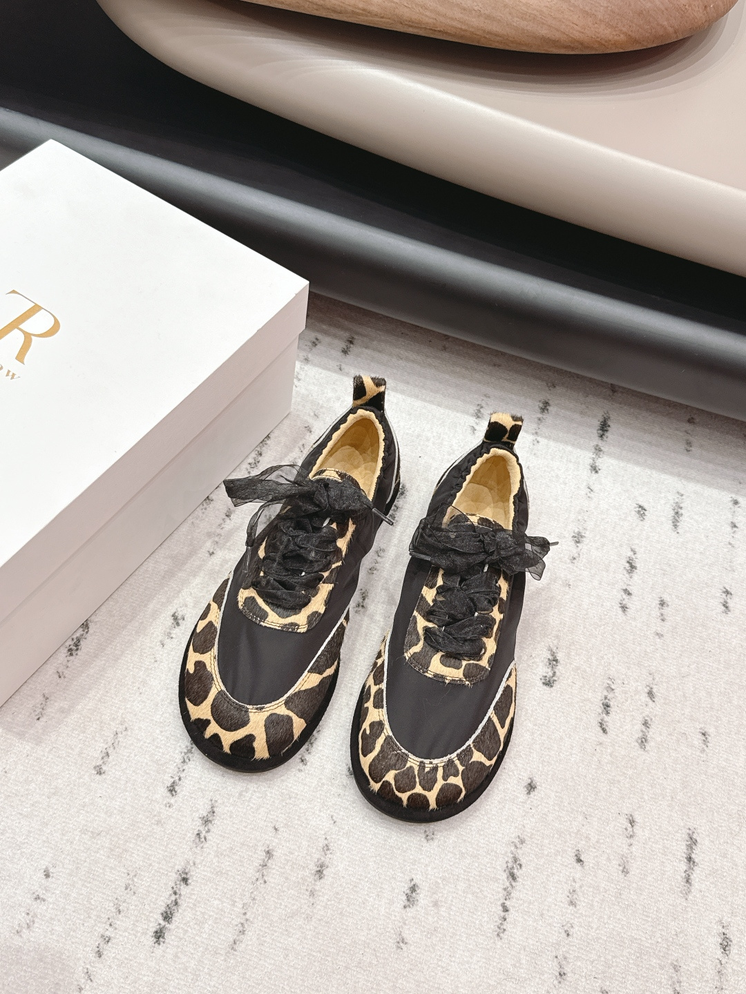 NO:748881,: 'Exclusive Top Version' THE ROW ~ Niche trendy brand 26 vs early spring casual new series... [Round-toe color-blocking casual shoes] The original version has better comfort and wrapping than the original version. It is full of personality and is easy to match with various styles of clothes... Fabric: Original customized horse hair/mercerized step Lining: Original customized sheepskin Foot: Original customized sheepskin Outsole: Original molded wear-resistant sole Heel height: 1.0cm Packaging: Original full set of packaging Code number:  35-39 (40.41. Customization is non-returnable) Colors are updated simultaneously on the official website, casual shoes/sports shoes, sneakers, sheepskin19860909: 《独家顶级版本》 THE ROW～小众潮牌26vs早春休闲新款系列……【圆头拼色休闲鞋】 原版一比一打造舒适度、包裹性都比较好.个性十足,很好驾驭各种风格衣服搭配…… 面料: 原版定制马毛/丝光步 内里: 原版定制羊皮 垫脚: 原版定制羊皮 大底: 原版开模耐磨底 跟高: 1.0cm 包装: 原版全套包装 码数: 35-39（40.41.定制不退换） 颜色官网同步更新,休闲鞋/运动鞋,sneakers,sheepskin,Women's Shoes