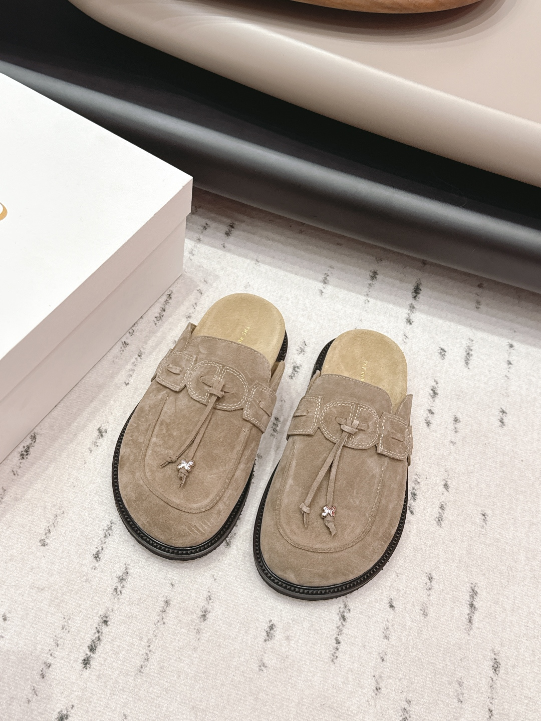 NO:748852,: 'Exclusive Top Version' THE ROW ~ Niche trendy brand 26 vs early spring half-trail new series... [Round-head platform half-tug] The original version has better comfort and wrapping than the original version. It is full of personality and easy to match with various styles of clothes... Fabric: Original customized cowboy Lining: Original customized sheepskin Foot: Original customized sheepskin Outsole: Original molded wear-resistant bottom Platform: 3cm Packaging: Original full set of packaging Code number:  35-39 (40.41. Customization is non-refundable) Color official website updates simultaneously, half drag, sheepskin19860909: 《独家顶级版本》 THE ROW～小众潮牌26vs早春半拖新款系列……【圆头水台半拖】 原版一比一打造舒适度、包裹性都比较好.个性十足,很好驾驭各种风格衣服搭配…… 面料: 原版定制牛猄 内里: 原版定制羊皮 垫脚: 原版定制羊皮 大底: 原版开模耐磨底 水台: 3cm 包装: 原版全套包装 码数: 35-39（40.41.定制不退换） 颜色官网同步更新,半拖,sheepskin,Women's Shoes