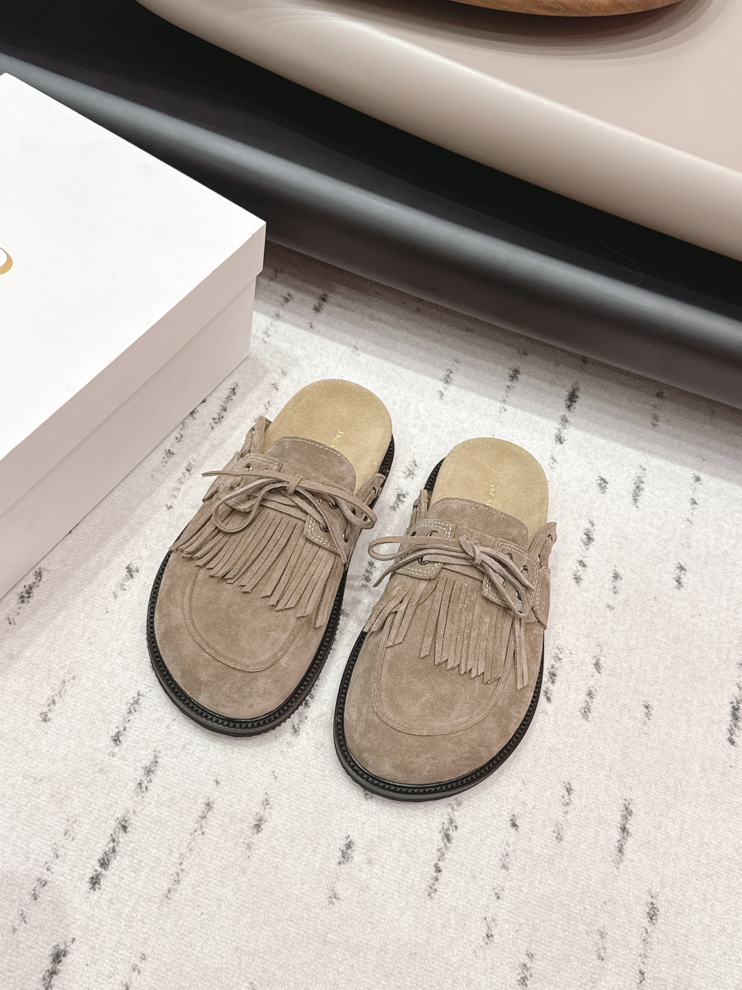 NO:748858,: 'Exclusive top version' THE ROW ~ Niche trendy brand 26 vs early spring new half-trailer series... [Round-head platform half-trailer] The original version has better comfort and wrapping than the original one. It is full of personality and easy to match with various styles of clothes... Fabric: Original customized cowhide/tassel crafts Lining: Original customized sheepskin Foot: Original customized sheepskin Outsole: Original molded wear-resistant bottom Platform: 3cm Packaging: Original full set of packaging  Number of yards: 35-39 (40.41. Customization is non-refundable) Colors are updated simultaneously on the official website, half drag, sheepskin19860909: 《独家顶级版本》 THE ROW～小众潮牌26vs早春半拖新款系列……【圆头水台半拖】 原版一比一打造舒适度、包裹性都比较好.个性十足,很好驾驭各种风格衣服搭配…… 面料: 原版定制牛猄/流苏工艺 内里: 原版定制羊皮 垫脚: 原版定制羊皮 大底: 原版开模耐磨底 水台: 3cm 包装: 原版全套包装 码数: 35-39（40.41.定制不退换） 颜色官网同步更新,半拖,sheepskin,Women's Shoes