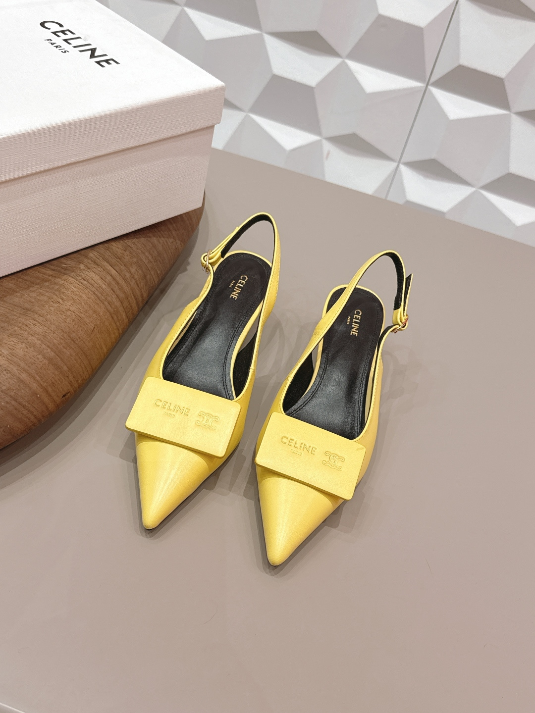 NO:748838,'Exclusive top version' Celine 2026 vs early spring new fashion shoes series... [Pointed toe back empty shoes] Paired with socks in spring and summer, it is absolutely perfect with retro points and full fashion sense. The appearance is the original purchase and development, still the highest output, restoring the original customized retro feeling... Fabric Original custom cowhide Original custom sheepskin lining Original custom sheepskin Outsole Original custom leather outsole Heel height 4.5cm Packaging Original full set of packaging  Size 35-39 (40.41. Customization is non-refundable) Colors are officially updated simultaneously, high heels and sandals, celine, celine, sandals, high heels, cowhide, sheepskin, Leather soles, socks19860909《独家顶级版本》  Celine赛琳2026vs早春新款时装单鞋系列…【尖头后空单鞋】 春夏季搭配袜子,简直绝绝子了复古的点上带上了满分时髦感颜值绝原版购入开发,依旧最高输出,还原原版定制复古感…… 面料原版定制牛皮 内里原版定制羊皮 垫脚原版定制羊皮 大底原版定制真皮大底 跟高4.5cm 包装原版全套包装 码数35-39（40.41.定制不退换） 颜色官方同步更新,高跟鞋凉鞋,celine,celine,sandals,high heels,cowhide,sheepskin,Leather soles,socks,Women's Shoes