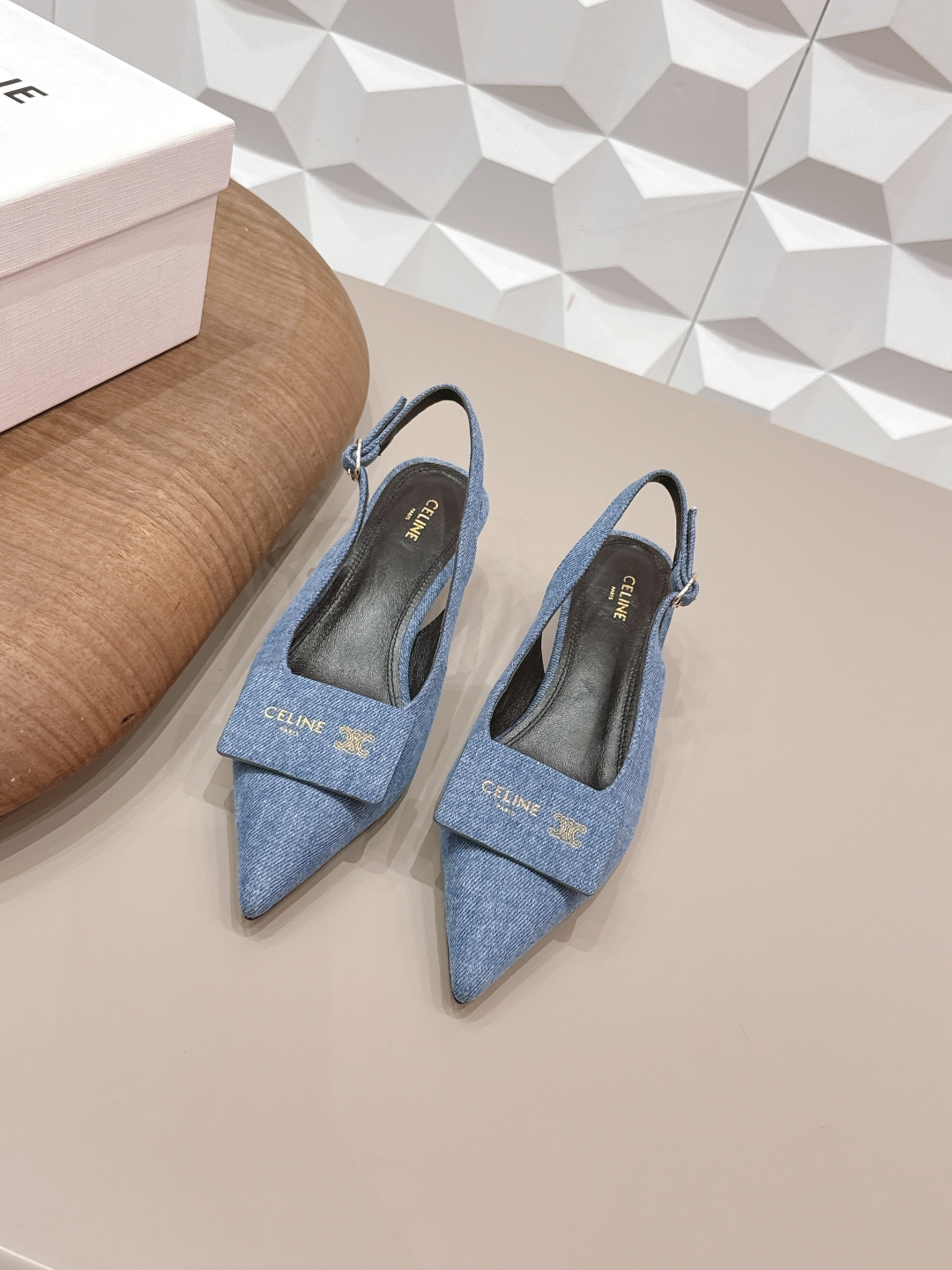 NO:748844,'Exclusive top version' Celine 2026 vs early spring new fashion shoes series... [Pointed toe back empty shoes] Paired with socks in spring and summer, it is absolutely perfect with retro points and full fashion sense. The appearance is the original purchase and development, still the highest output, restoring the original customized retro feeling... Fabric original custom denim Original custom sheepskin lining Original custom sheepskin outsole Original custom leather outsole Heel height 4.5cm Packaging Original full set of packaging  Size 35-39 (40.41. Customization is non-returnable) Colors are officially updated simultaneously, high heels and sandals, celine, celine, sandals, high heels, sheepskin, Leather soles, socks19860909《独家顶级版本》  Celine赛琳2026vs早春新款时装单鞋系列…【尖头后空单鞋】 春夏季搭配袜子,简直绝绝子了复古的点上带上了满分时髦感颜值绝原版购入开发,依旧最高输出,还原原版定制复古感…… 面料原版定制牛仔布 内里原版定制羊皮 垫脚原版定制羊皮 大底原版定制真皮大底 跟高4.5cm 包装原版全套包装 码数35-39（40.41.定制不退换） 颜色官方同步更新,高跟鞋凉鞋,celine,celine,sandals,high heels,sheepskin,Leather soles,socks,Women's Shoes