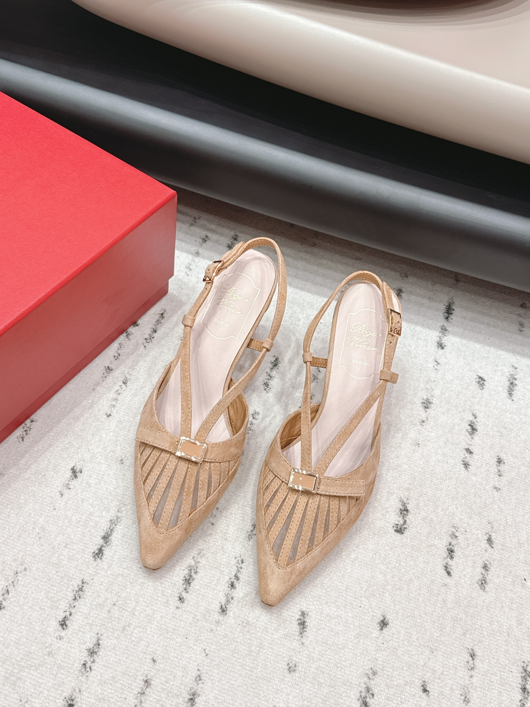 NO:748873,: 'Exclusive top version' long-term production ROGE*VIVIE*2026 vs early spring new fashion shoes series... [Pointed cat-heeled back shoes] RV originated from the French Paris fashion design brand - classic shoe series RV is the brand to pursue!  Each one can be said to be the best!  The appearance goes well with the clothes in the wardrobe. The square buckle also makes the match look more grand and impressive in and out of various places. Fabric: Original customized cashmere Lining: Original customized sheepskin Foot pads: Original customized sheepskin Outsole: Original Italian genuine leather outsole Heel height: 7.5cm Size: 35-39 (40.41. Customization is non-returnable) Packaging: Original full set of packaging Color: Official website updated simultaneously, high heels, sandals, roger  vivier,sandals,high heels,sheepskin,Leather soles19860909: 《独家顶级版本》长期做货 ROGE*VIVIE*2026vs早春新品时装单鞋系列……【尖头猫跟后空单鞋】 RV源于法国巴黎时尚设计品牌— —经典单鞋系列 RV是追求的品牌！每一款都可谓是做到了极致！ 外观很好搭配,衣柜的衣服都能搭配的很出众,方扣也是让搭配看起来更大气,进出各种场所都有气势 面料: 原版定制羊绒 内里: 原版定制羊皮 垫脚: 原版定制羊皮 大底: 原版意大利真皮大底 跟高: 7.5cm 码数: 35-39（40.41.定制不退换） 包装:原版全套包装 颜色:官网同步更新,高跟鞋凉鞋,roger vivier,sandals,high heels,sheepskin,Leather soles,Women's Shoes