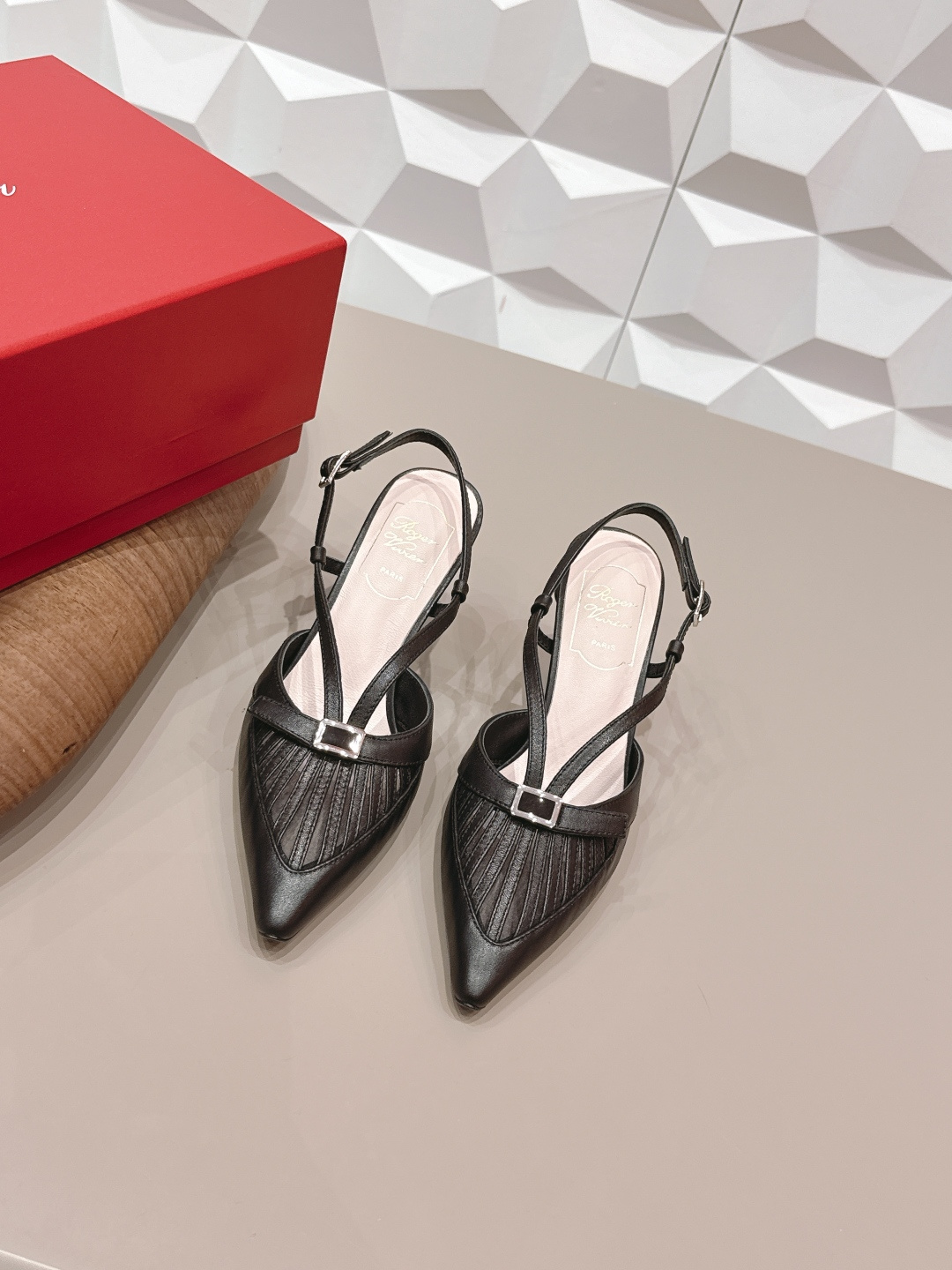 NO:748867,: 'Exclusive top version' long-term production ROGE*VIVIE*2026 vs early spring new fashion shoes series... [Pointed cat-heeled back shoes] RV originated from the French Paris fashion design brand - classic shoe series RV is the brand to pursue!  Each one can be said to be the best!  The appearance matches well, and the clothes in the wardrobe can be matched very well. The square buckle also makes the match look more grand, and it has momentum in and out of various places. Fabric: Original customized cowhide Inner: Original customized sheepskin Foot pads: Original customized sheepskin Outsole: Original Italian genuine leather outsole Heel height: 7.5cm Size: 35-39 (40.41. Customization is not returnable) Packaging: Original full set of packaging Color: Official website updated simultaneously, high heels, sandals, roger  vivier,sandals,high heels,cowhide,sheepskin,Leather soles19860909: 《独家顶级版本》长期做货 ROGE*VIVIE*2026vs早春新品时装单鞋系列……【尖头猫跟后空单鞋】 RV源于法国巴黎时尚设计品牌— —经典单鞋系列 RV是追求的品牌！每一款都可谓是做到了极致！ 外观很好搭配,衣柜的衣服都能搭配的很出众,方扣也是让搭配看起来更大气,进出各种场所都有气势 面料: 原版定制牛皮 内里: 原版定制羊皮 垫脚: 原版定制羊皮 大底: 原版意大利真皮大底 跟高: 7.5cm 码数: 35-39（40.41.定制不退换） 包装:原版全套包装 颜色:官网同步更新,高跟鞋凉鞋,roger vivier,sandals,high heels,cowhide,sheepskin,Leather soles,Women's Shoes