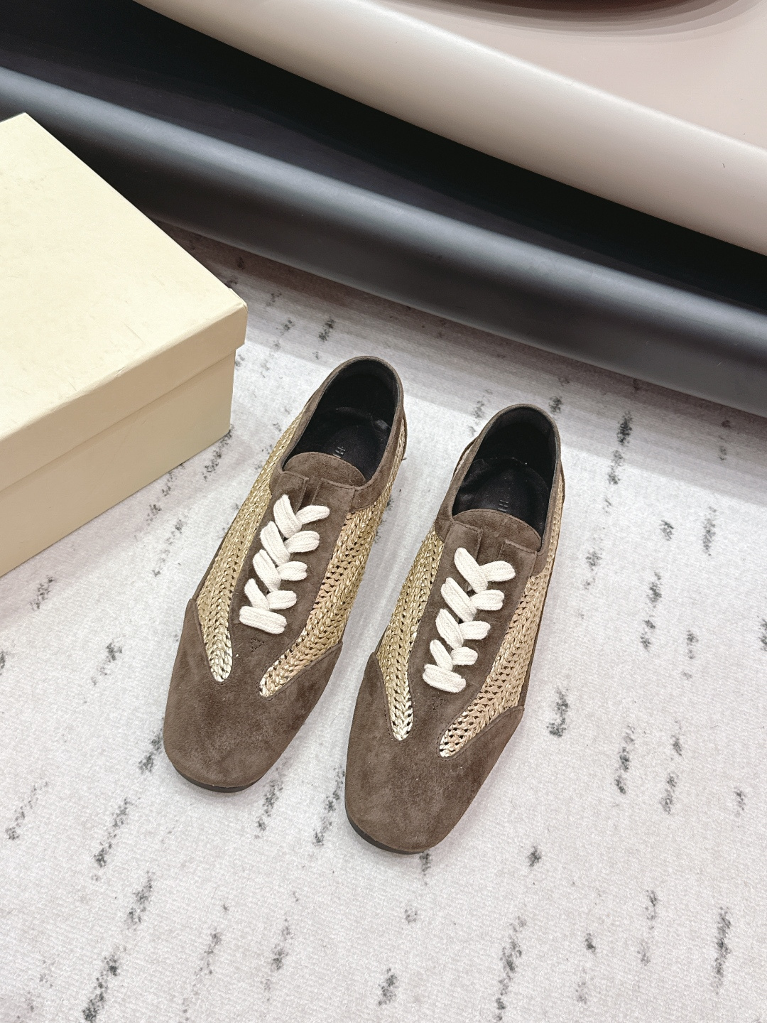 NO:748896,: 'Exclusive top version' HIDEMI niche trendy brand ~ 2026 vs early spring casual series... [Round toe color matching casual shoes]  This casual shoe incorporates color-blocking elements to present a natural retro texture. The round toe design has smooth lines and is simple and elegant, which not only shows your tall figure, but also effectively improves comfort, while the fish scale anti-slip rubber sole has excellent wear resistance and anti-slip properties, allowing you to maintain stability and confidence in any occasion. The back zipper put-on and take-off design of the boots also fully considers practicality, integrating comfort, practicality and fashion, making it an indispensable and versatile item in your shoe cabinet... Fabric:  Original customized cowhide/straw color matching Lining: Original customized sheepskin Foot pads: Original customized sheepskin Outsole: Original molded non-slip flat bottom Heel height: 1.0cm Size: 35-39 (40.41. Customized non-returnable) Packaging: Original full set of packaging Color: Official website updated simultaneously, casual shoes/sports shoes, boots, sneakers, espadrilles, sheepskin19860909: 《独家顶级版本》 HIDEMI小众潮牌～2026vs早春休闲系列……【圆头拼色休闲鞋】 这款休闲鞋采用拼色元素的融入,呈现出自然复古的质感.圆头头设计线条流畅,简约大气,既显高挑身材,又能有效提升舒适度,而鱼鳞纹防滑橡胶底则具有出色的耐磨性和防滑性,让你在任何场合都能保持稳定与自信.靴子的后拉链穿脱设计也充分考虑到了实用性,集舒适、实用与时尚于一身,是你鞋柜中不可或缺的百搭单品… 面料: 原版定制牛猄/草编拼色 内里: 原版定制羊皮 垫脚: 原版定制羊皮 大底: 原版开模防滑底平 跟高: 1.0cm 码数:35-39（40.41.定制不退换） 包装:原版全套包装 颜色:官网同步更新,休闲鞋/运动鞋,boots,sneakers,espadrilles,sheepskin,Women's Shoes