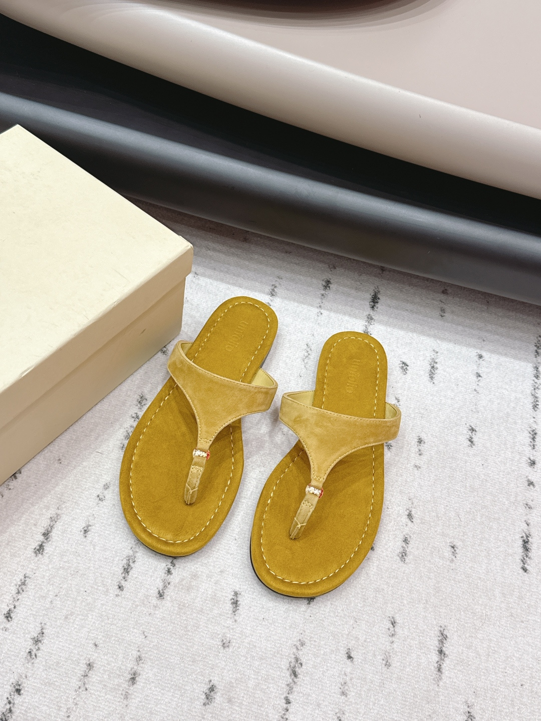 NO:748886,: 'Exclusive top version' unfolio niche 26 vs early spring new sandals series... [Round toe thong sandals] The same style as celebrities!  Xiaohongshu is super soft and glutinous. It continues the classic big toe design. The arc-shaped toe has enough space to stretch and fit the foot shape. It adopts an adjustable buckle and flap design, making it easy to put on and take off... Fabric: Original customized cashmere Lining: Original customized sheepskin Foot pads: Original customized cashmere Outsole: Original customized wear-resistant sole Sole thickness: Flat Size: 35-39 (40.41. Customization is not returnable) Packaging:  Original full set of packaging Color: Official website updated simultaneously, split-toe shoes, sandals, sheepskin19860909: 《独家顶级版本》 unfolio小众26vs早春新款凉鞋系列…【圆头夹趾凉拖】 明星同款！刷爆小红书超级软糯糯 延续经典大头设计,圆弧形鞋头有足够的空间伸展贴合脚型.采用可调节扣加翻口设计,穿脱轻松… 面料: 原版定制羊绒 内里: 原版定制羊皮 垫脚: 原版定制羊绒 大底: 原版定制耐磨底 底厚: 平底 码数: 35-39（40.41.定制不退换） 包装: 原版全套包装 颜色:官网同步更新,分趾鞋,sandals,sheepskin,Women's Shoes