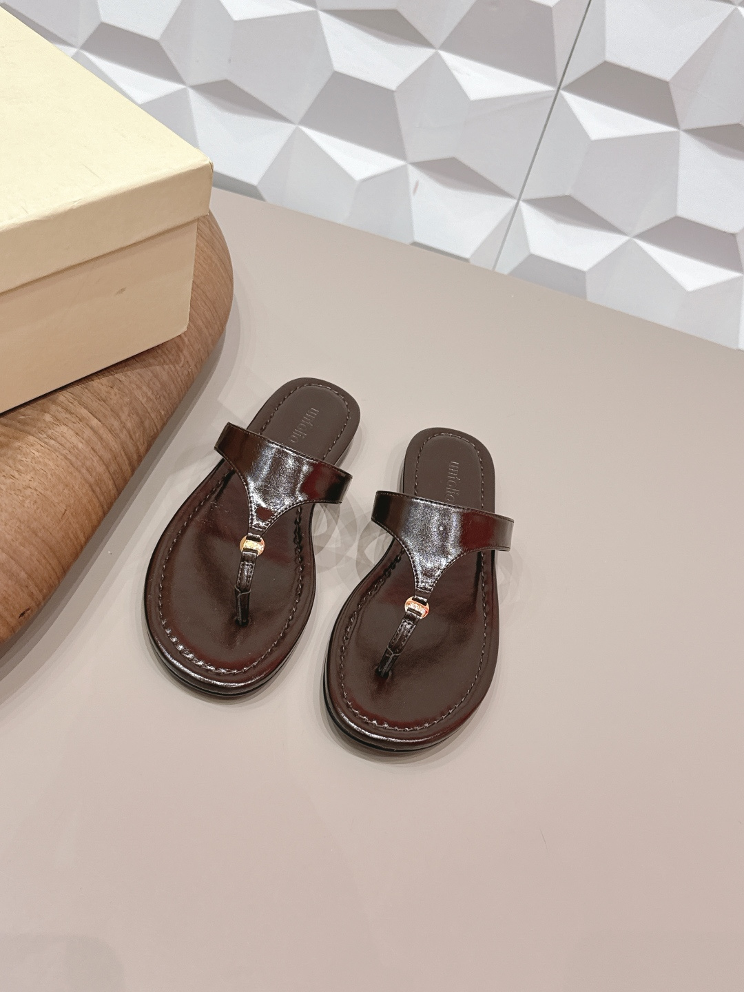 NO:748880,: 'Exclusive top version' unfolio niche 26 vs early spring new sandals series... [Round toe thong sandals] The same style as celebrities!  Xiaohongshu is super soft and glutinous. It continues the classic big toe design. The arc-shaped toe has enough space to stretch and fit the foot shape. It adopts an adjustable buckle and flap design, making it easy to put on and take off... Fabric: Original customized cowhide Lining: Original customized sheepskin Foot pads: Original customized sheepskin Outsole: Original customized wear-resistant sole Sole thickness: Flat Size: 35-39 (40.41. Customization is not returnable) Packaging:  Original full set of packaging Color: Official website updated simultaneously, split-toe shoes, sandals, cowhide, sheepskin19860909: 《独家顶级版本》 unfolio小众26vs早春新款凉鞋系列…【圆头夹趾凉拖】 明星同款！刷爆小红书超级软糯糯 延续经典大头设计,圆弧形鞋头有足够的空间伸展贴合脚型.采用可调节扣加翻口设计,穿脱轻松… 面料: 原版定制牛皮 内里: 原版定制羊皮 垫脚: 原版定制羊皮 大底: 原版定制耐磨底 底厚: 平底 码数: 35-39（40.41.定制不退换） 包装: 原版全套包装 颜色:官网同步更新,分趾鞋,sandals,cowhide,sheepskin,Women's Shoes