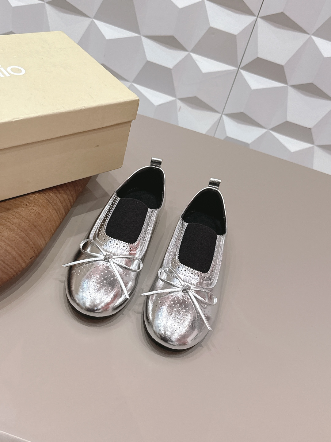 NO:748891,Factory: 'Exclusive top version' unfolio niche 26vs early spring new shoe series... [Round-toe bow shoe] The same style as the stars!  Xiaohongshu is super soft and glutinous. It continues the classic big toe design. The arc-shaped toe has enough space to stretch and fit the foot shape. It adopts an adjustable buckle design and is easy to put on and take off... Fabric: Original customized cowhide/bow Lining: Original customized sheepskin Foot pads: Original customized sheepskin Outsole: Original customized combination sole Sole thickness: Flat Size: 35-39 (40.41. Customization is not returnable) Packaging:  Original full set of packaging Color: official website updated simultaneously, single shoes, cowhide, sheepskin19860909工厂: 《独家顶级版本》 unfolio小众26vs早春新款单鞋系列…【圆头蝴蝶结单鞋】 明星同款！刷爆小红书超级软糯糯 延续经典大头设计,圆弧形鞋头有足够的空间伸展贴合脚型.采用可调节扣带设计,穿脱轻松… 面料: 原版定制牛皮/蝴蝶结 内里: 原版定制羊皮 垫脚: 原版定制羊皮 大底: 原版定制组合底 底厚: 平底 码数: 35-39（40.41.定制不退换） 包装: 原版全套包装 颜色:官网同步更新,单鞋,cowhide,sheepskin,Women's Shoes
