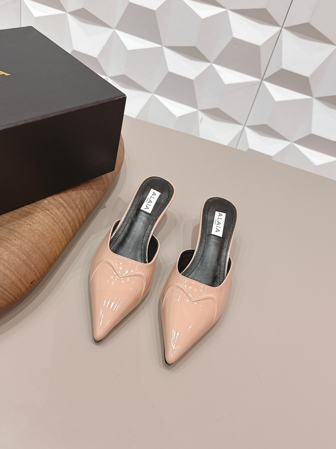 NO:748856,'Exclusive top version' ALAIA niche 2026 vs early spring latest hot shoe series... [Pointed toe back empty shoes] Alaia has another sexy side. With different styles, different styles can be easily controlled, whether jeans, suit pants, or pleated skirts, it can upgrade your outfit to fashion, elegance and excellence... Fabric original custom patent leather Lining original custom sheepskin Foot pads original custom sheepskin Outsole Original custom leather sole Heel height 5.5cm  Size 35-39 (40.41. Customized) Original full set of packaging Color official website updated simultaneously, half-drag high heels, alaia, high heels, skirts, jeans, business suit, sheepskin19860909《独家顶级版本》 ALAIA小众2026vs早春最新爆款单鞋系列……【尖头后空单鞋】 阿莱娅还有另外性感的一面 配上不同款式,不同风格都能轻松驾驭,无论牛仔裤,西装裤,还是百褶裙,都能将你的穿搭提升到时尚,优雅和卓越之中… 面料原版定制漆皮 内里原版定制羊皮 垫脚原版定制羊皮 大底原版定制真皮底 跟高5.5cm 码数35-39（40.41.定制） 包装原版全套包装 颜色官网同步更新,半拖高跟鞋,alaia,high heels,skirts,jeans,business suit,sheepskin,Women's Shoes