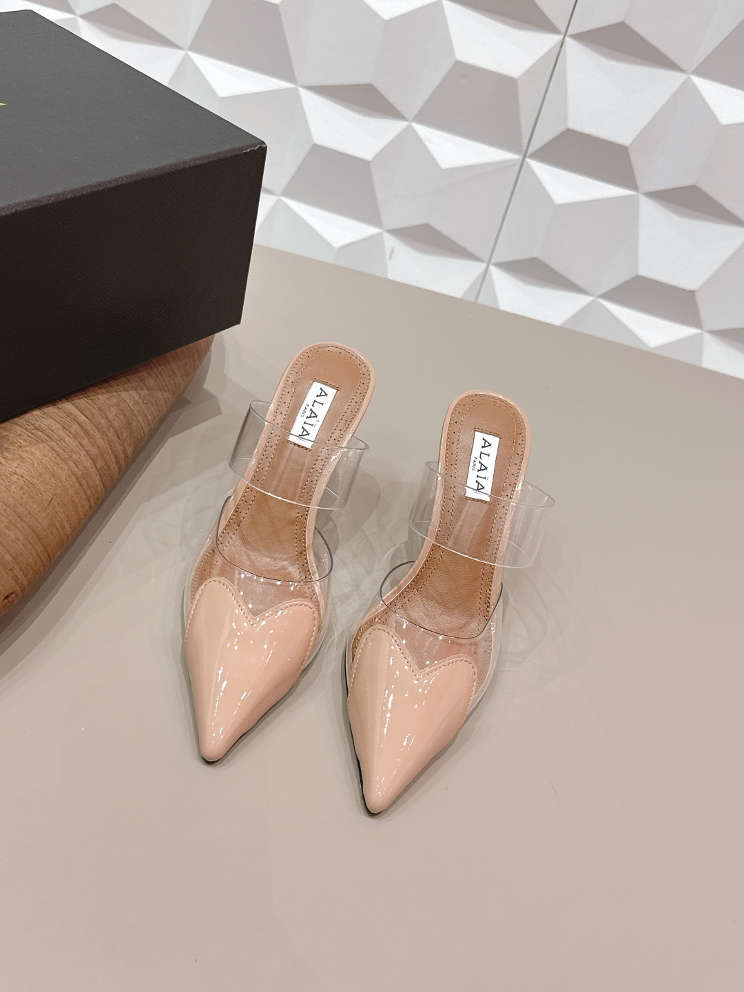 NO:748850,'Exclusive top version' ALAIA niche 2026 vs early spring latest hot shoe series... [Pointed toe wedge heel back empty shoes] Alaia has another sexy side. With different styles, different styles can be easily controlled, whether jeans, suit pants, or pleated skirts, it can upgrade your outfit to fashion, elegance and excellence... Fabric original custom patent leather/TPU transparent film Lining original custom sheepskin Foot pads original custom sheepskin Outsole Original custom leather sole  Heel height 9.5cm, size 35-39 (40.41. customized), original full set of packaging, colors updated simultaneously on the official website, half-drag high heels, alaia, high heels, skirts, jeans, business suit, sheepskin19860909《独家顶级版本》 ALAIA小众2026vs早春最新爆款单鞋系列……【尖头坡跟后空单鞋】 阿莱娅还有另外性感的一面 配上不同款式,不同风格都能轻松驾驭,无论牛仔裤,西装裤,还是百褶裙,都能将你的穿搭提升到时尚,优雅和卓越之中… 面料原版定制漆皮/TPU透明胶片 内里原版定制羊皮 垫脚原版定制羊皮 大底原版定制真皮底 跟高9.5cm 码数35-39（40.41.定制） 包装原版全套包装 颜色官网同步更新,半拖高跟鞋,alaia,high heels,skirts,jeans,business suit,sheepskin,Women's Shoes