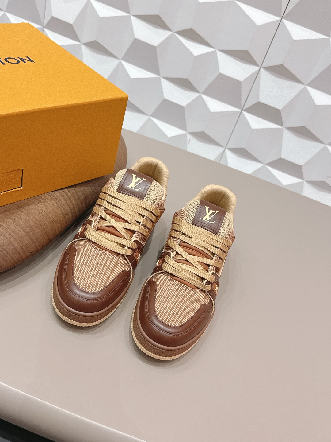 NO:748869,Couple's 'Top Exclusive First Release' [Couple's Color Matching Casual Shoes] LV 26's early spring new color debut is really a new style. Sisters, it looks so good on your feet. Buy the original version at the counter and develop it one to one. All details, materials, quality, are the same as those at the counter, and you will get the latest luxurious packaging... Fabric: Original customized cowhide technology fabric color matching process. Lining: Original customized breathable mesh. Foot: Original customized fabric injection molding. Outsole: Original open-molded TPU molded sole.  Packaging: Original upgraded full set of packaging Number of yards: 35-44 (45.46 customization is not returnable) Color: Official website updated simultaneously, casual shoes/sports shoes, louis vuitton, sneakers, cowhide19860909情侣《顶级独家首发》【情侣拼色休闲鞋】 LV 26早春新色首发真的又是新一款王炸新款,姐妹们,上脚太好看啦专柜购买原版一比一开发,所有细节,材料,品质,跟专柜无区别,再送豪华最新大包装…… 面料:原版定制牛皮科技布料拼色工艺 内里:原版定制透气网布 垫脚:原版定制布料注塑成型 大底:原版开模TPU成型底 包装:原版升级全套包装 码数:35-44（45.46定制不退换） 颜色:官网同步更新,休闲鞋/运动鞋,louis vuitton,sneakers,cowhide,Women's Shoes