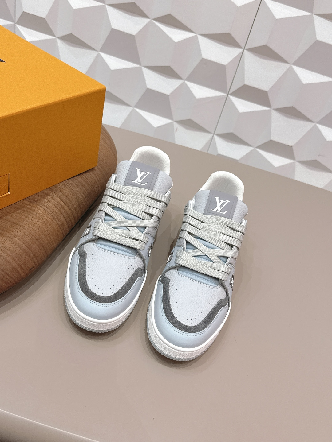 NO:748863,Couple's 'Top Exclusive First Release' [Couple's Color Matching Casual Shoes] LV 26's early spring new color debut is really a new style. Sisters, it looks so good on your feet. Buy the original version at the counter and develop it one to one. All details, materials, quality, are the same as those at the counter, and you will get the latest luxurious packaging... Fabric: Original customized cowhide color matching process. Lining: Original customized breathable mesh. Foot: Original customized fabric injection molding. Outsole: Original open-molded TPU molded bottom.  Packaging: Original upgraded full set of packaging Number of yards: 35-44 (45.46 customization is not returnable) Color: Official website updated simultaneously, casual shoes/sports shoes, louis vuitton, sneakers, cowhide19860909情侣《顶级独家首发》【情侣拼色休闲鞋】 LV 26早春新色首发真的又是新一款王炸新款,姐妹们,上脚太好看啦专柜购买原版一比一开发,所有细节,材料,品质,跟专柜无区别,再送豪华最新大包装…… 面料:原版定制牛皮拼色工艺 内里:原版定制透气网布 垫脚:原版定制布料注塑成型 大底:原版开模TPU成型底 包装:原版升级全套包装 码数:35-44（45.46定制不退换） 颜色:官网同步更新,休闲鞋/运动鞋,louis vuitton,sneakers,cowhide,Women's Shoes