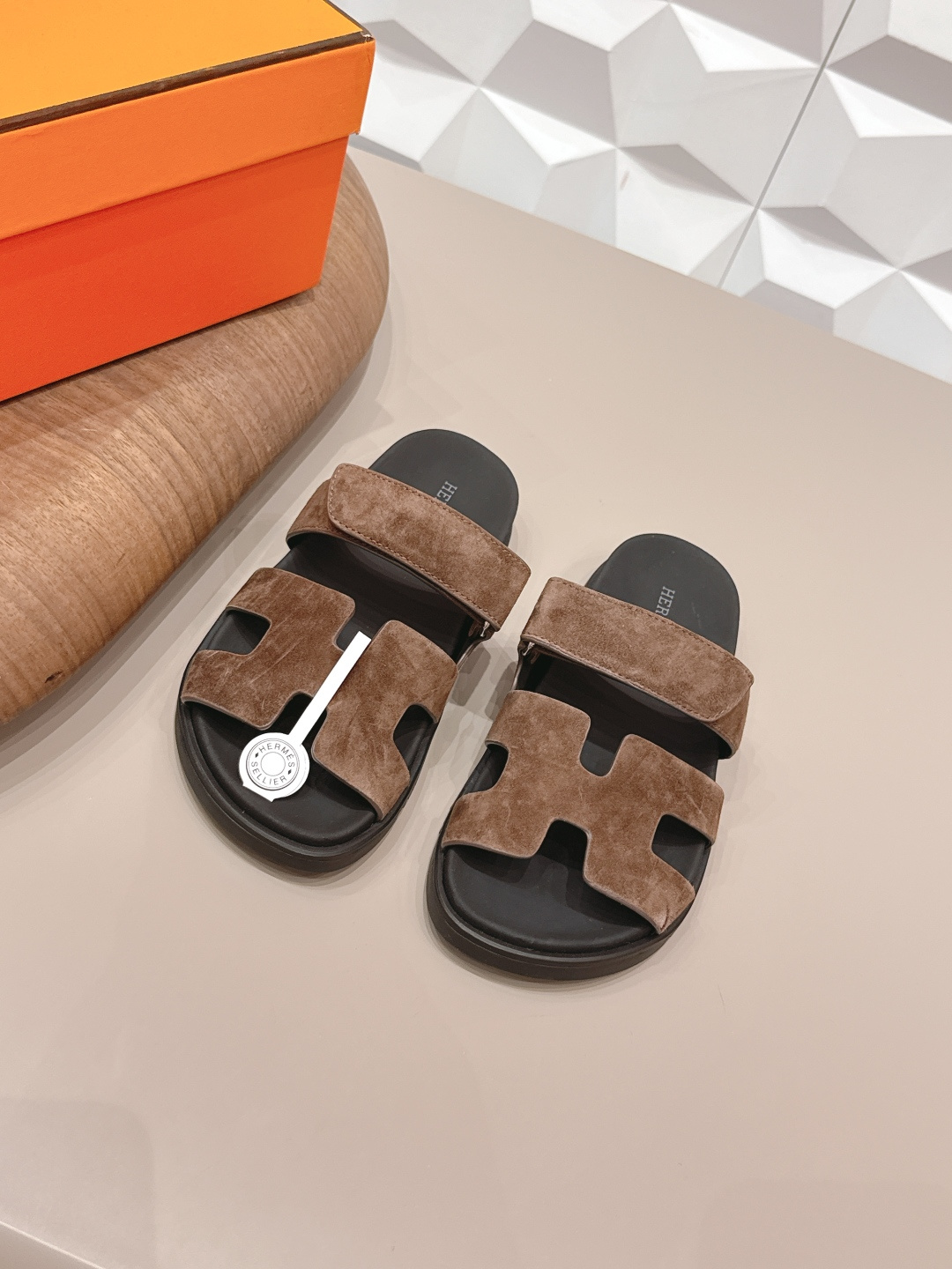 NO:748818,'Exclusive top version' for men and women Hermes spring and summer classic couple's beach slippers series... [Couple's Beach Sandals] Chypre ugly and cute second uncle slippers, old manle slippers, so comfortable on the feet!  Honest and cute!  All original materials include the bottom platform, original mold opening and edge strips. Note: only high-end quality!  !  Aimed at counter quality, standard size... Customized original cashmere/oil edge craftsmanship on the uppers Customized original sheepskin lining Customized silk cow pattern water table on the feet Outsole molding TPU non-slip molded bottom Original full set of packaging Size number couple 35-44 (customized for women 41 men 38.45.46) Color official website updated simultaneously, slippers, hermes, hermes, slippers, sheepskin19860909女男《独家顶级版本》  Hermes爱马*仕春夏经典情侣款二舅沙滩拖鞋系列……【情侣沙滩二舅凉拖】 Chypre 丑萌丑萌二舅拖鞋,老头乐拖鞋,上脚简直太舒服了！憨厚又可爱！全部原版材料包底台,原版开模沿边条 注意 只做高端品质！！对准专柜品质,标准正码…… 鞋面定制原版羊绒/油边工艺 内里定制原版羊皮 垫脚定制丝绸牛纹包水台 大底开模TPU防滑成型底 包装原版全套包装 码数情侣35-44（女41男38.45.46定制） 颜色官网同步更新,拖鞋,hermes,hermes,slippers,sheepskin,Women's Shoes