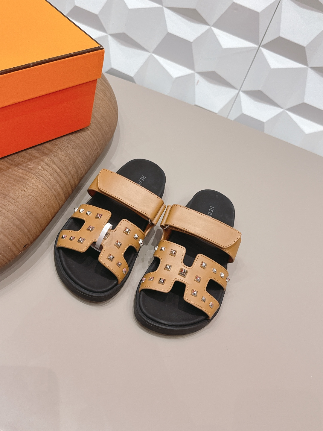 NO:748814,'Exclusive top version' for men and women Hermes spring and summer classic couple's beach slippers series... [Couple's Beach Sandals] Chypre ugly and cute second uncle slippers, old manle slippers, so comfortable on the feet!  Honest and cute!  All original materials include the bottom platform, original mold opening and edge strips. Note: only high-end quality!  !  Aiming at the counter quality, standard size... The upper is customized with original cowhide/nailing/oil edge craftsmanship, the lining is customized with original sheepskin, the feet are customized with silk cowhide water table, the outsole is molded TPU non-slip molded bottom, the original full set of packaging is packaged, the code number is 35-44 for couples (customized for women 41 men 38.45.46), the color of the official website is updated simultaneously, slippers, hermes, hermes, slippers, cowhide, sheepskin19860909女男《独家顶级版本》  Hermes爱马*仕春夏经典情侣款二舅沙滩拖鞋系列……【情侣沙滩二舅凉拖】 Chypre 丑萌丑萌二舅拖鞋,老头乐拖鞋,上脚简直太舒服了！憨厚又可爱！全部原版材料包底台,原版开模沿边条 注意 只做高端品质！！对准专柜品质,标准正码…… 鞋面定制原版牛皮/打钉/油边工艺 内里定制原版羊皮 垫脚定制丝绸牛纹包水台 大底开模TPU防滑成型底 包装原版全套包装 码数情侣35-44（女41男38.45.46定制） 颜色官网同步更新,拖鞋,hermes,hermes,slippers,cowhide,sheepskin,Women's Shoes