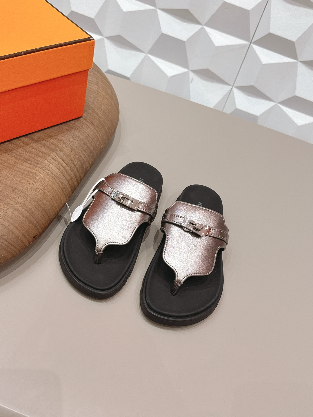NO:748806,'Exclusive top version' for men and women Hermes spring and summer classic couple's beach slippers series... [Couple's Beach Sandals] Chypre ugly and cute second uncle slippers, old manle slippers, so comfortable on the feet!  Honest and cute!  All original materials include the bottom platform, original mold opening and edge strips. Note: only high-end quality!  !  Aimed at counter quality, standard size... The upper is customized with original sheepskin/oil edge craftsmanship. The lining is customized with original sheepskin. The foot pads are customized with silk cow pattern and water table. Outsole is molded and TPU anti-slip molded sole. Original full set of packaging. Number of couples: 35-44 (customized for women 41 men 38.45.46). Colors are updated simultaneously on the official website. Split-toe shoes and slippers, hermes, hermes, slippers, sheepskin19860909女男《独家顶级版本》  Hermes爱马*仕春夏经典情侣款二舅沙滩拖鞋系列……【情侣沙滩二舅凉拖】 Chypre 丑萌丑萌二舅拖鞋,老头乐拖鞋,上脚简直太舒服了！憨厚又可爱！全部原版材料包底台,原版开模沿边条 注意 只做高端品质！！对准专柜品质,标准正码…… 鞋面定制原版羊皮/油边工艺 内里定制原版羊皮 垫脚定制丝绸牛纹包水台 大底开模TPU防滑成型底 包装原版全套包装 码数情侣35-44（女41男38.45.46定制） 颜色官网同步更新,分趾鞋拖鞋,hermes,hermes,slippers,sheepskin,Women's Shoes