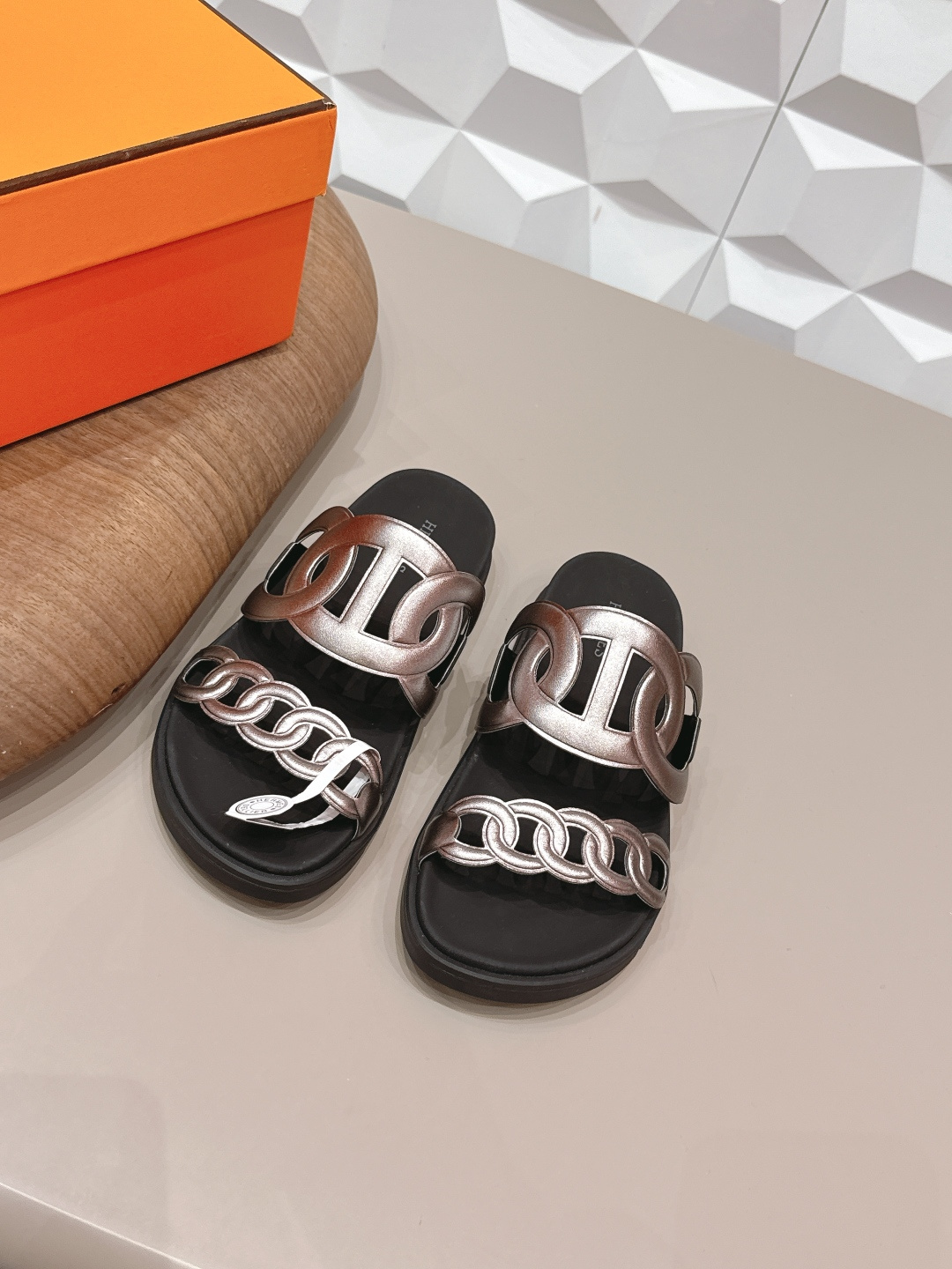 NO:748810,'Exclusive top version' for men and women Hermes spring and summer classic couple's beach slippers series... [Couple's Beach Sandals] Chypre ugly and cute second uncle slippers, old manle slippers, so comfortable on the feet!  Honest and cute!  All original materials include the bottom platform, original mold opening and edge strips. Note: only high-end quality!  !  Aimed at counter quality, standard size... Customized original sheepskin/embossed craftsmanship on the upper Customized original sheepskin lining Customized silk cow pattern water table on the feet Outsole molded TPU non-slip molded bottom Original full set packaging Size couple 35-44 (customized for women 41 men 38.45.46) Color official website updated simultaneously, split-toe shoes and slippers, hermes, hermes, slippers, sheepskin19860909女男《独家顶级版本》  Hermes爱马*仕春夏经典情侣款二舅沙滩拖鞋系列……【情侣沙滩二舅凉拖】 Chypre 丑萌丑萌二舅拖鞋,老头乐拖鞋,上脚简直太舒服了！憨厚又可爱！全部原版材料包底台,原版开模沿边条 注意 只做高端品质！！对准专柜品质,标准正码…… 鞋面定制原版羊皮/压花工艺 内里定制原版羊皮 垫脚定制丝绸牛纹包水台 大底开模TPU防滑成型底 包装原版全套包装 码数情侣35-44（女41男38.45.46定制） 颜色官网同步更新,分趾鞋拖鞋,hermes,hermes,slippers,sheepskin,Women's Shoes