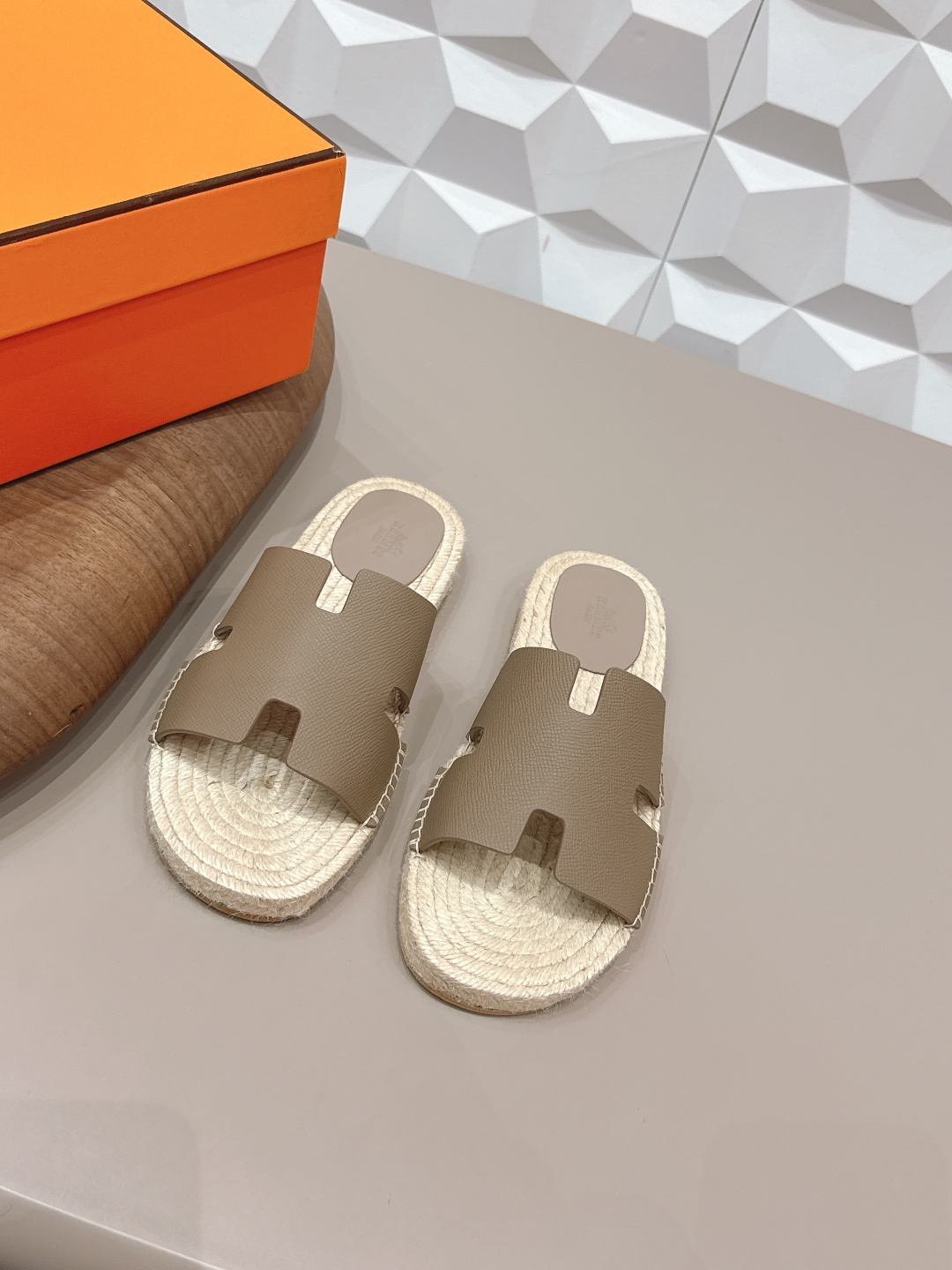NO:748830,'Exclusive top version' for couples Hermes. Spring and summer classic couple slippers series... [Couple Fisherman Sandals] Chypre Ugly Cute Fisherman Slippers, Laotou Le Slippers, so comfortable!  Honest and cute!  All original materials include the bottom platform, original mold opening and edge strips. Note: only high-end quality!  !  Aimed at counter quality, standard size... Original custom embossed cowhide oil edge craftsmanship on the upper Original custom sheepskin lining Original custom straw woven hemp rope Outsole Original custom leather combination bottom Packaging Original full set of packaging Number of couples 35-44 (customized for women 41. Men 45.46) Color official website updated simultaneously, slippers, hermes, hermes, slippers, espadrilles, espadrilles, cowhide, sheepskin19860909情侣《独家顶级版本》 Hermes爱马*仕.春夏经典情侣款拖鞋系列……【情侣渔夫凉拖】 Chypre 丑萌丑萌渔夫拖鞋,老头乐拖鞋,上脚简直太舒服了！憨厚又可爱！全部原版材料包底台,原版开模沿边条 注意 只做高端品质！！对准专柜品质,标准正码…… 鞋面原版定制压纹牛皮油边工艺 内里原版定制羊皮 垫脚原版定制草编麻绳 大底原版定制真皮组合底 包装原版全套包装 码数情侣35-44（女41.男45.46定制） 颜色官网同步更新,拖鞋,hermes,hermes,slippers,espadrilles,espadrilles,cowhide,sheepskin,Women's Shoes