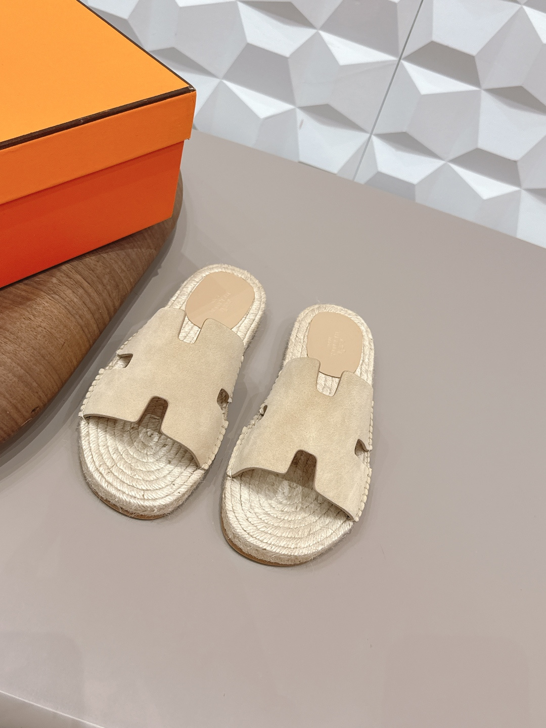 NO:748832,'Exclusive top version' for couples Hermes. Spring and summer classic couple slippers series... [Couple Fisherman Sandals] Chypre Ugly Cute Fisherman Slippers, Laotou Le Slippers, so comfortable!  Honest and cute!  All original materials include the bottom platform, original mold opening and edge strips. Note: only high-end quality!  !  Aimed at counter quality, standard size... Original custom-made cowhide oil edge craftsmanship on the upper Original custom-made sheepskin lining Original custom-made straw hemp rope for the feet Original custom-made leather combination sole Original full set of packaging Code number couple 35-44 (customized for women 41 and men 45.46) Colors are updated simultaneously on the official website, slippers, hermes, hermes, slippers, espadrilles, espadrilles, sheepskin19860909情侣《独家顶级版本》 Hermes爱马*仕.春夏经典情侣款拖鞋系列……【情侣渔夫凉拖】 Chypre 丑萌丑萌渔夫拖鞋,老头乐拖鞋,上脚简直太舒服了！憨厚又可爱！全部原版材料包底台,原版开模沿边条 注意 只做高端品质！！对准专柜品质,标准正码…… 鞋面原版定制牛猄油边工艺 内里原版定制羊皮 垫脚原版定制草编麻绳 大底原版定制真皮组合底 包装原版全套包装 码数情侣35-44（女41.男45.46定制） 颜色官网同步更新,拖鞋,hermes,hermes,slippers,espadrilles,espadrilles,sheepskin,Women's Shoes