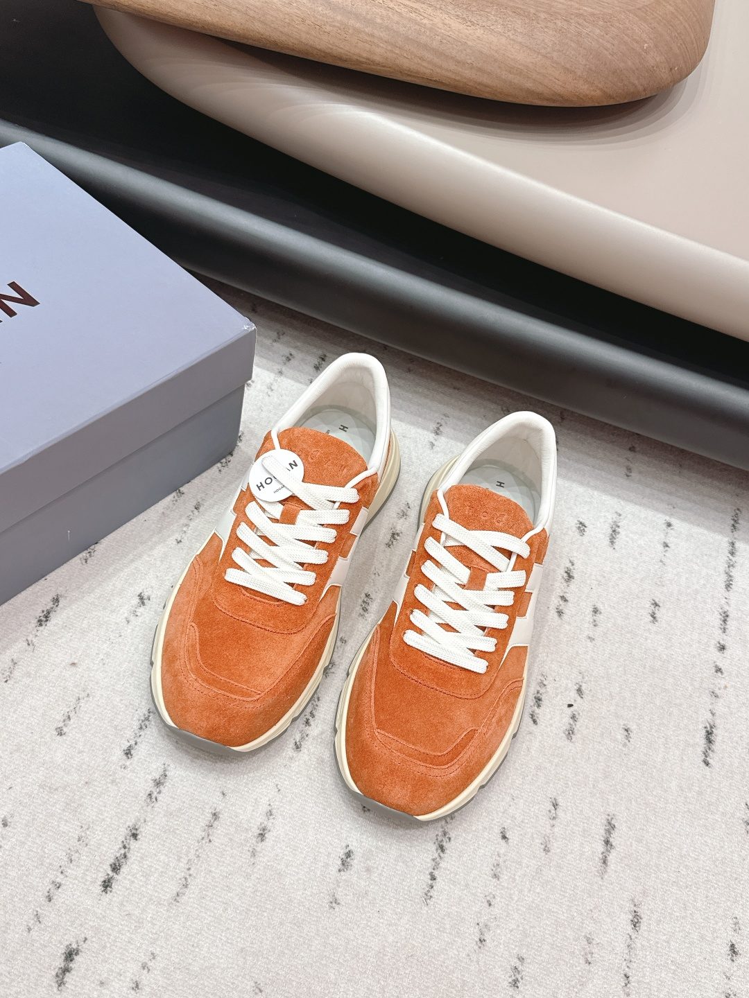 NO:748803,: Men's 'Exclusive Top Version' HOGAN/2026vs the latest men's casual popular series in early spring... [Men's Thick-soled Casual Shoes] Popular H color-blocking technology ~ The exquisite hand-made design of casual sports shoes incorporates military uniform elements, part-time practicality and personalized styling; multiple materials blend into colorful creative inspiration, reconciling the brand's classic and trendy styles, lighting up casual daily life; Equipped with memory foam insole cushioning design, light and comfortable, lightweight, comfortable and diverse styles to wear ~~~  Original custom-made cowhide/color-matching craftsmanship for the fabric, original custom-made sheepskin lining, original custom-made injection-molded pads for the feet, original open-molded TPU molded sole for the outsole (sole thickness 3.5cm), size 39-44 (38.45.46.customized), original full set of packaging, color official website updated simultaneously, casual shoes/sports shoes, sneakers, sheepskin19860909: 男款《独家顶级版本》 HOGAN/2026vs早春最新男款休闲爆款系列……【男士厚底休闲鞋】 流行 H拼色工艺~休闲运动鞋履精湛手工设计融入军装元素,兼职实用与个性造型感;多元材质融入缤纷创作灵感,调和品牌经典与潮流格调,点亮休闲日常;搭载记忆泡沫内底缓震设计,轻盈舒适,焕呈轻巧,舒适多元化风格穿搭~~~ 面料原版定制牛猄/拼色工艺 内里原版定制羊皮 垫脚原版定制注塑成型垫 大底原版开模TPU成型底（底厚3.5cm) 码数39-44（38.45.46.定制） 包装原版全套包装 颜色官网同步更新,休闲鞋/运动鞋,sneakers,sheepskin,Women's Shoes