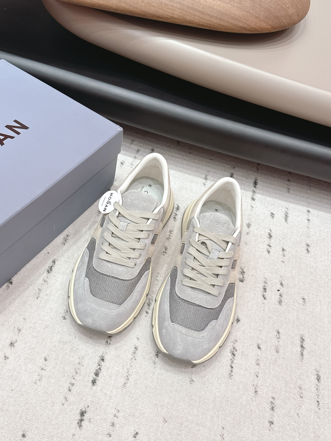 NO:748807,: Men's 'Exclusive Top Version' HOGAN/2026vs the latest men's casual popular series in early spring... [Men's Thick-soled Casual Shoes] Popular H color-blocking technology ~ The exquisite hand-made design of casual sports shoes incorporates military uniform elements, part-time practicality and personalized styling; multiple materials blend into colorful creative inspiration, reconciling the brand's classic and trendy styles, lighting up casual daily life; Equipped with memory foam insole cushioning design, light and comfortable, lightweight, comfortable and diverse styles to wear ~~~  Original custom-made cowhide/breathable mesh fabric, original custom-made sheepskin lining, original custom-made injection-molded pads for feet, original open-molded TPU molded outsole (sole thickness 3.5cm), size 39-44 (customized at 38.45.46.), original full set of packaging, color official website updated simultaneously, casual shoes/sports shoes, sneakers, sheepskin19860909: 男款《独家顶级版本》 HOGAN/2026vs早春最新男款休闲爆款系列……【男士厚底休闲鞋】 流行 H拼色工艺~休闲运动鞋履精湛手工设计融入军装元素,兼职实用与个性造型感;多元材质融入缤纷创作灵感,调和品牌经典与潮流格调,点亮休闲日常;搭载记忆泡沫内底缓震设计,轻盈舒适,焕呈轻巧,舒适多元化风格穿搭~~~ 面料原版定制牛猄/透气网 内里原版定制羊皮 垫脚原版定制注塑成型垫 大底原版开模TPU成型底（底厚3.5cm) 码数39-44（38.45.46.定制） 包装原版全套包装 颜色官网同步更新,休闲鞋/运动鞋,sneakers,sheepskin,Women's Shoes