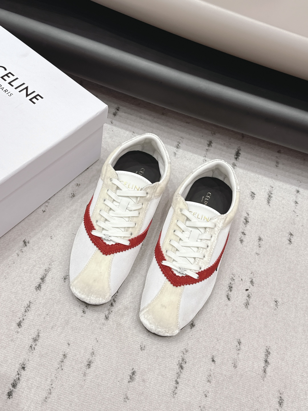 NO:748811,: 'Exclusive top version' CELlN*sai*lin 2026vs early spring Paris fashion conference latest popular casual series... [Round toe color matching casual shoes] Fashion casual lover trendy counter authentic 1-1 early autumn Korean trend version!  The counter recommends a top quality product with perfect workmanship and perfect details, counter quality!  Contrasting color positioning and splicing design!  Fashionable and casual personality!  Look like a goddess on your feet!  Simple line design, three-dimensional cutting, super invincible style, looks good no matter how you match it, super popular elements and colors, the whole set is youthful and beautiful, relaxed and eye-catching in the crowd, casual, comfortable, fashionable and versatile, a high-quality casual suit without any sense of age... Fabric: Original customized cowhide / cowhide / technical fabric Lining: Original customized sheepskin Foot: Original silk sheepskin injection molding Outsole: Original open-molded TPU molded sole  Packaging: Original full set of packaging Number of yards: 35-39 (40. Customization is not returnable) Color: Official website updated simultaneously, casual shoes/sports shoes, sneakers, cowhide, sheepskin19860909: 《独家顶级版本》 CELlN*赛*琳2026vs早春巴黎时装发布会最新爆款休闲系列……【圆头拼色休闲鞋】 时尚潮流休闲情女潮流款专柜正品1-1早秋韩潮流版！专柜推荐一个顶级好东西做工,细节都堪称完美,专柜品质！撞色定位拼接设计！时尚休闲个性！上脚大气女神范！简约线条设计,立体剪栽,超级无敌有范儿,怎么搭配都好看,超级流行的元素和颜色整套穿着青春靓丽,轻松自在的在人群中吸晴养眼穿着效果,休闲舒适又时尚百搭,没有年龄感的高品质休闲套装…… 面料: 原版定制牛皮/牛猄/科技布料 内里: 原版定制羊皮 垫脚: 原版丝绸羊皮注塑成型 大底: 原版开模TPU成型底 包装: 原版全套包装 码数: 35-39（40.定制不退换） 颜色: 官网同步更新,休闲鞋/运动鞋,sneakers,cowhide,sheepskin,Women's Shoes