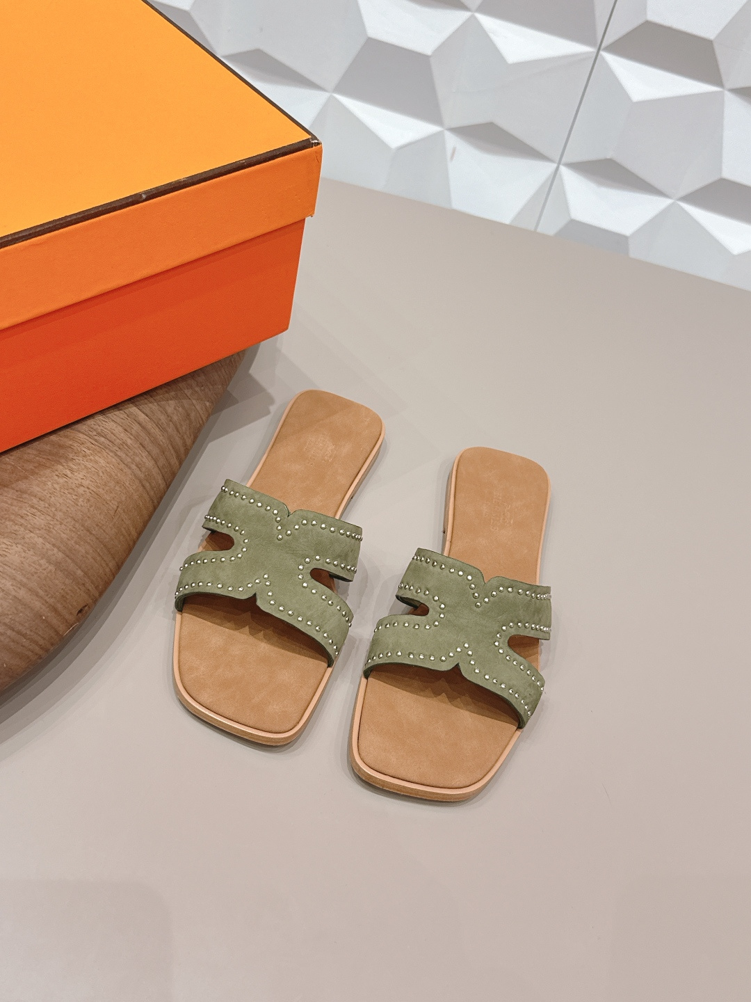 NO:748837,: 'Exclusive top version' HERME*H home 26 vs early spring new H sandal series... Hermès splash of color. The latest spring color couple's half-flops, ♀ urban style Wellington has become a fashion highlight... Showing the brand's exquisite bootmaking technology, playing with contrasting fabrics and colors... A bit like an advanced version of Chelsea Love, cool, contrasting color splicing and fashion  Easy to put on and take off, the heel height is moderate, and it is not tiring to wear for a long time. It must be said that the taste of the C-level brand is good... Upper: Original customized cashmere nailing process. Inner: Original customized sheepskin. Foot pads: Original customized cashmere. Outsole: Original customized leather combination sole. Bottom height: 1.0cm. Size: 35–39 (40. Customized, non-returnable). Packaging: Original full set of packaging.  Color: official website updated simultaneously, slippers, hermes, loafers, boots, slippers, sheepskin19860909: 《独家顶级版本》  HERME*H家26vs早春新款H凉拖系列…… Hermès 飞溅色彩.最新春季新增色情侣半拖,♀都市风格 Wellington成为时尚亮点……展现品牌精湛的制靴工艺,尽情玩转对比鲜明的面料与色彩…… 有点像进阶版切尔西乐福,酷,撞色拼接时尚度 方便穿脱,鞋跟高度适中,久穿不累型,得不得说C位品牌的品味就是好…… 鞋面: 原版定制羊绒打钉工艺 内里: 原版定制羊皮 垫脚: 原版定制羊绒 大底: 原版定制真皮组合底 底高: 1.0cm 码数: 35–39(40.定做不退换) 包装: 原版全套包装 颜色:官网同步更新,拖鞋,hermes,loafers,boots,slippers,sheepskin,Women's Shoes