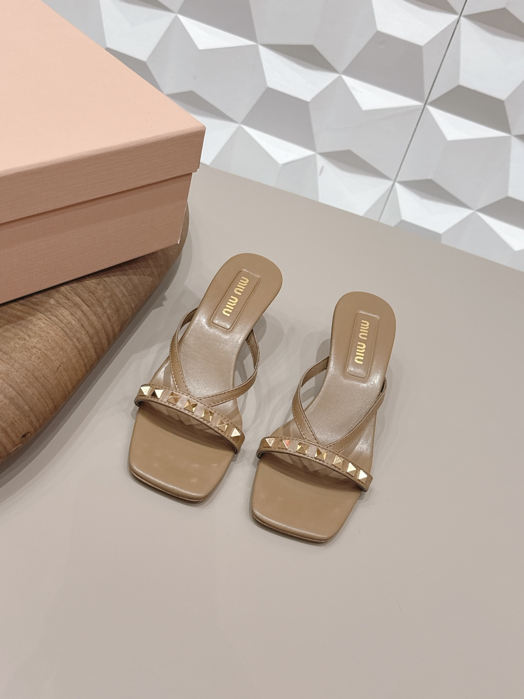 NO:748775,: 'Exclusive top version' MIUMIU Miu Miu 2026 vs early spring latest catwalk hot sandal series... [Square-toe rivet sandals]  MIUMIU's early spring T-stage catwalk show is the same style as 'Dreams Never Sleep'. Miumiu can use it on important occasions. It has a fresh style with a touch of nobility. It is perfect to wear with this shoe. It is elegant and crystal clear, regardless of the material of various accessories.  , all are exclusively customized one to one, and must be zero distance from the original version. The entire series is full of exciting and unexpected combinations of elements, different materials, textures of fabrics, and a strong artistic atmosphere, allowing you to appreciate the ever-changing style of miumiu girls...  Upper: Original customized sheepskin/rivet craftsmanship Lining: Original customized sheepskin Foot pads: Original customized sheep pattern microfiber package midsole Outsole: Original customized leather combination sole Heel height: 5.5cm Size: 35-39 (40.41. Customized non-refundable and non-exchangeable) Packaging: Original full set of packaging Color: Official website updated simultaneously, high heels, miumiu, sandals, high heels, sheepskin19860909: 《独家顶级版本》 MIUMIU缪缪2026vs早春最新走秀爆款凉鞋系列…… 【方头柳钉凉拖】 MIUMIU早春T台走秀网红同款＂造梦不夜城＂,miumiu能在重要场合上用得上了,小清新风带点贵气的感觉,上脚非常完美穿搭配上此鞋,优雅大方,晶莹剔透,无论各种配件材质,都是独家一比一定制,必做到原版零距离,整个系列都充满了令人兴奋和意外的元素结合,不同的材质,肌理的面料的表现,具有极浓的艺术气息,让你领略miumiu女孩的百变风格…… 鞋面: 原版定制羊皮/柳钉工艺 内里: 原版定制羊皮 垫脚: 原版定制羊纹超纤包中底 大底: 原版定制真皮组合底 跟高: 5.5cm 码数: 35-39（40.41.定制不退不换) 包装: 原版全套包装 颜色:官网同步更新,高跟鞋,miumiu,sandals,high heels,sheepskin,Women's Shoes