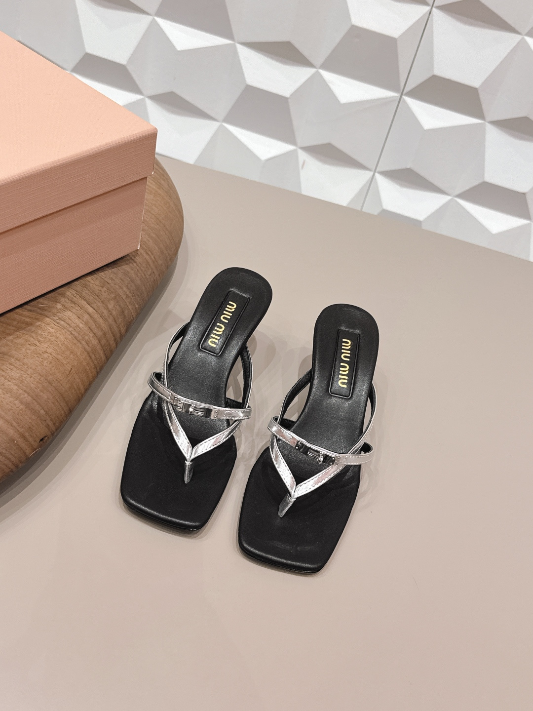 NO:748781,: 'Exclusive top version' MIUMIU Miu Miu 2026 vs early spring latest catwalk hot sandal series... [Square toe lock sandals]  MIUMIU's early spring T-stage catwalk show is the same style as 'Dreams Never Sleep'. Miumiu can use it on important occasions. It has a fresh style with a touch of nobility. It is perfect to wear with this shoe. It is elegant and crystal clear, regardless of the material of various accessories.  , all are exclusively customized one to one, and must be zero distance from the original version. The entire series is full of exciting and unexpected combinations of elements, different materials, textures of fabrics, and a strong artistic atmosphere, allowing you to appreciate the ever-changing style of miumiu girls...  Upper: original customized sheepskin/lock buckle process Lining: original customized sheepskin Foot pads: original customized sheep pattern microfiber package midsole Outsole: original customized genuine leather combination sole Heel height: 5.5cm Size: 35-39 (40.41. Customized non-refundable and non-exchangeable) Packaging: Original full set of packaging Color: official website updated simultaneously, high heels, miumiu, sandals, high heels, sheepskin19860909: 《独家顶级版本》 MIUMIU缪缪2026vs早春最新走秀爆款凉鞋系列…… 【方头锁扣凉拖】 MIUMIU早春T台走秀网红同款＂造梦不夜城＂,miumiu能在重要场合上用得上了,小清新风带点贵气的感觉,上脚非常完美穿搭配上此鞋,优雅大方,晶莹剔透,无论各种配件材质,都是独家一比一定制,必做到原版零距离,整个系列都充满了令人兴奋和意外的元素结合,不同的材质,肌理的面料的表现,具有极浓的艺术气息,让你领略miumiu女孩的百变风格…… 鞋面: 原版定制羊皮/锁扣工艺 内里: 原版定制羊皮 垫脚: 原版定制羊纹超纤包中底 大底: 原版定制真皮组合底 跟高: 5.5cm 码数: 35-39（40.41.定制不退不换) 包装: 原版全套包装 颜色:官网同步更新,高跟鞋,miumiu,sandals,high heels,sheepskin,Women's Shoes