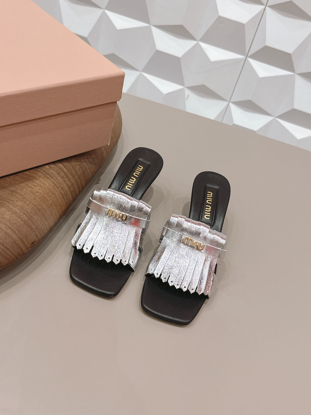NO:748787,: 'Exclusive top version' MIUMIU Miu Miu 2026 vs early spring latest catwalk hot sandal series... [Square toe tassel sandals]  MIUMIU's early spring T-stage catwalk show is the same style as 'Dreams Never Sleep'. Miumiu can use it on important occasions. It has a fresh style with a touch of nobility. It is perfect to wear with this shoe. It is elegant and crystal clear, regardless of the material of various accessories.  , all are exclusively customized one to one, and must be zero distance from the original version. The entire series is full of exciting and unexpected combinations of elements, different materials, textures of fabrics, and a strong artistic atmosphere, allowing you to appreciate the ever-changing style of miumiu girls...  Upper: Original customized sheepskin/tassel craftsmanship Lining: Original customized sheepskin Foot pads: Original customized sheep pattern microfiber package midsole Outsole: Original customized genuine leather combination sole Heel height: 5.5cm Size: 35-39 (40.41. Customized non-refundable and non-exchangeable) Packaging: Original full set of packaging Color: Official website updated simultaneously, high heels, miumiu, sandals, high heels, sheepskin19860909: 《独家顶级版本》 MIUMIU缪缪2026vs早春最新走秀爆款凉鞋系列…… 【方头流苏凉拖】 MIUMIU早春T台走秀网红同款＂造梦不夜城＂,miumiu能在重要场合上用得上了,小清新风带点贵气的感觉,上脚非常完美穿搭配上此鞋,优雅大方,晶莹剔透,无论各种配件材质,都是独家一比一定制,必做到原版零距离,整个系列都充满了令人兴奋和意外的元素结合,不同的材质,肌理的面料的表现,具有极浓的艺术气息,让你领略miumiu女孩的百变风格…… 鞋面: 原版定制羊皮/流苏工艺 内里: 原版定制羊皮 垫脚: 原版定制羊纹超纤包中底 大底: 原版定制真皮组合底 跟高: 5.5cm 码数: 35-39（40.41.定制不退不换) 包装: 原版全套包装 颜色:官网同步更新,高跟鞋,miumiu,sandals,high heels,sheepskin,Women's Shoes