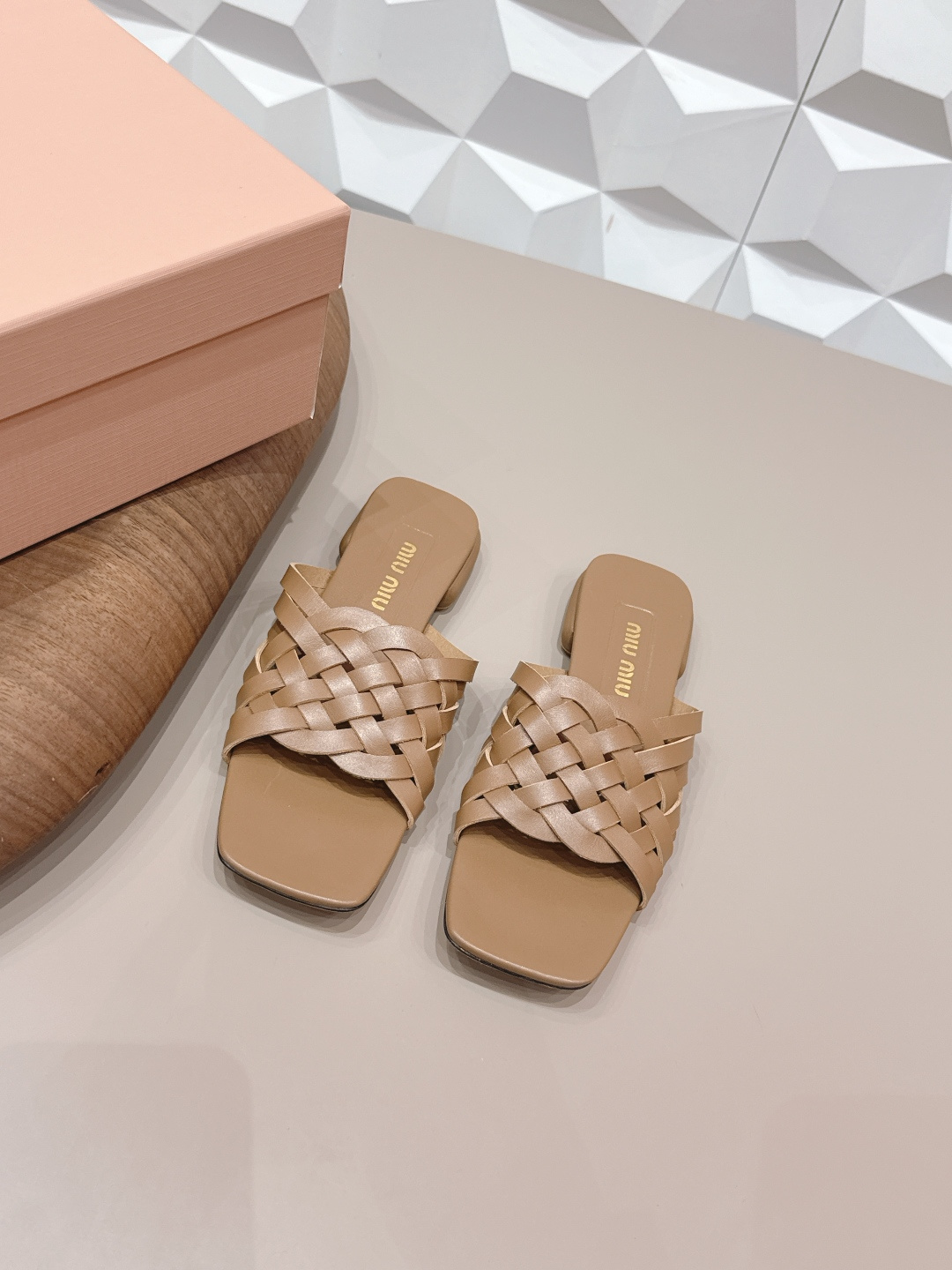 NO:748802,: 'Exclusive top version' MIUMIU Miu Miu 2026 vs early spring latest catwalk hot sandal series... [Square toe braided sandals]  MIUMIU's early spring T-stage catwalk show is the same style as 'Dreams Never Sleep'. Miumiu can use it on important occasions. It has a fresh style with a touch of nobility. It is perfect to wear with this shoe. It is elegant and crystal clear, regardless of the material of various accessories.  , all are exclusively customized one to one, and must be zero distance from the original version. The entire series is full of exciting and unexpected combinations of elements, different materials, textures of fabrics, and a strong artistic atmosphere, allowing you to appreciate the ever-changing style of miumiu girls...  Upper: Original customized cowhide/woven craftsmanship Lining: Original customized sheepskin Foot pads: Original customized sheep pattern microfiber package midsole Outsole: Original customized leather combination sole Heel height: 2cm Size: 35-39 (40.41. Customized non-refundable and non-exchangeable) Packaging: Original full set of packaging Color: Official website updated simultaneously, high heels, miumiu, sandals, high heels, cowhide, sheepskin19860909: 《独家顶级版本》 MIUMIU缪缪2026vs早春最新走秀爆款凉鞋系列…… 【方头编织凉拖】 MIUMIU早春T台走秀网红同款＂造梦不夜城＂,miumiu能在重要场合上用得上了,小清新风带点贵气的感觉,上脚非常完美穿搭配上此鞋,优雅大方,晶莹剔透,无论各种配件材质,都是独家一比一定制,必做到原版零距离,整个系列都充满了令人兴奋和意外的元素结合,不同的材质,肌理的面料的表现,具有极浓的艺术气息,让你领略miumiu女孩的百变风格…… 鞋面: 原版定制牛皮/编织工艺 内里: 原版定制羊皮 垫脚: 原版定制羊纹超纤包中底 大底: 原版定制真皮组合底 跟高: 2cm 码数: 35-39（40.41.定制不退不换) 包装: 原版全套包装 颜色:官网同步更新,高跟鞋,miumiu,sandals,high heels,cowhide,sheepskin,Women's Shoes