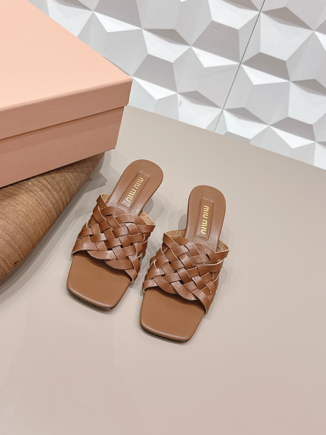 NO:748797,: 'Exclusive top version' MIUMIU Miu Miu 2026 vs early spring latest catwalk hot sandal series... [Square toe braided sandals]  MIUMIU's early spring T-stage catwalk show is the same style as 'Dreams Never Sleep'. Miumiu can use it on important occasions. It has a fresh style with a touch of nobility. It is perfect to wear with this shoe. It is elegant and crystal clear, regardless of the material of various accessories.  , all are exclusively customized one to one, and must be zero distance from the original version. The entire series is full of exciting and unexpected combinations of elements, different materials, textures of fabrics, and a strong artistic atmosphere, allowing you to appreciate the ever-changing style of miumiu girls...  Upper: Original customized cowhide/woven craftsmanship Lining: Original customized sheepskin Foot pads: Original customized sheep pattern microfiber package midsole Outsole: Original customized leather combination sole Heel height: 5.5cm Size: 35-39 (40.41. Customized, non-returnable and non-exchangeable) Packaging: Original full set of packaging Color: Official website updated simultaneously, high heels, miumiu, sandals, high heels, cowhide, sheepskin19860909: 《独家顶级版本》 MIUMIU缪缪2026vs早春最新走秀爆款凉鞋系列…… 【方头编织凉拖】 MIUMIU早春T台走秀网红同款＂造梦不夜城＂,miumiu能在重要场合上用得上了,小清新风带点贵气的感觉,上脚非常完美穿搭配上此鞋,优雅大方,晶莹剔透,无论各种配件材质,都是独家一比一定制,必做到原版零距离,整个系列都充满了令人兴奋和意外的元素结合,不同的材质,肌理的面料的表现,具有极浓的艺术气息,让你领略miumiu女孩的百变风格…… 鞋面: 原版定制牛皮/编织工艺 内里: 原版定制羊皮 垫脚: 原版定制羊纹超纤包中底 大底: 原版定制真皮组合底 跟高: 5.5cm 码数: 35-39（40.41.定制不退不换) 包装: 原版全套包装 颜色:官网同步更新,高跟鞋,miumiu,sandals,high heels,cowhide,sheepskin,Women's Shoes