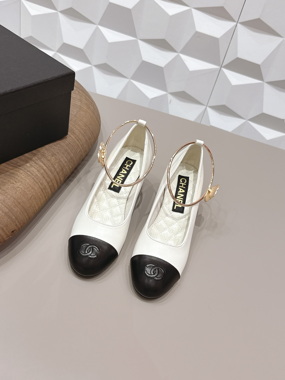 NO:748715,: 'Exclusive top version' CHANE*L Xiaoxiang 2026 vs the latest shoe series in the early spring counter... [Round-toe pearl heel shoes] Ms. Chanel loves simple and irresistible styles. The combination shows a unique dressing style, free mix and match to shine in place and follow the fashionable steps of Grandma Xiang!  !  !  The top-notch craftsmanship and texture are perfectly presented. No matter any details, you can compare them with the counters. You can enter and exit the counters at will with the best quality goods!  !  Fabric: Original customized sheepskin/original customized fasteners Lining: Original customized sheepskin Foot pads: Original customized sheepskin Outsole: Original customized leather outsole Heel height: 5cm Size: 35-39 (40.41. Customization is non-returnable) Packaging: Original full set of packaging Color: Official website updated simultaneously, single shoes, chanel, chanel, sheepskin, Leather soles19860909: 《独家顶级版本》  CHANE*L小香2026vs早春专柜最新单鞋系列……【圆头珍珠跟单鞋】  香奈儿女士钟爱简约又难以抗拒系 搭配展现与众不同的穿搭风格、自由混搭闪耀到位跟紧香奶奶时尚步伐！！！ 顶级工艺质感完美呈现,无论任何细节均可对比专柜,最好级别的顶级货,随意进出专柜！！ 面料: 原版定制羊皮/原版定制扣件 内里: 原版定制羊皮 垫脚: 原版定制羊皮 大底: 原版定制真皮大底 跟高: 5cm 码数: 35-39（40.41.定制不退换） 包装: 原版全套包装 颜色: 官网同步更新,单鞋,chanel,chanel,sheepskin,Leather soles,Women's Shoes