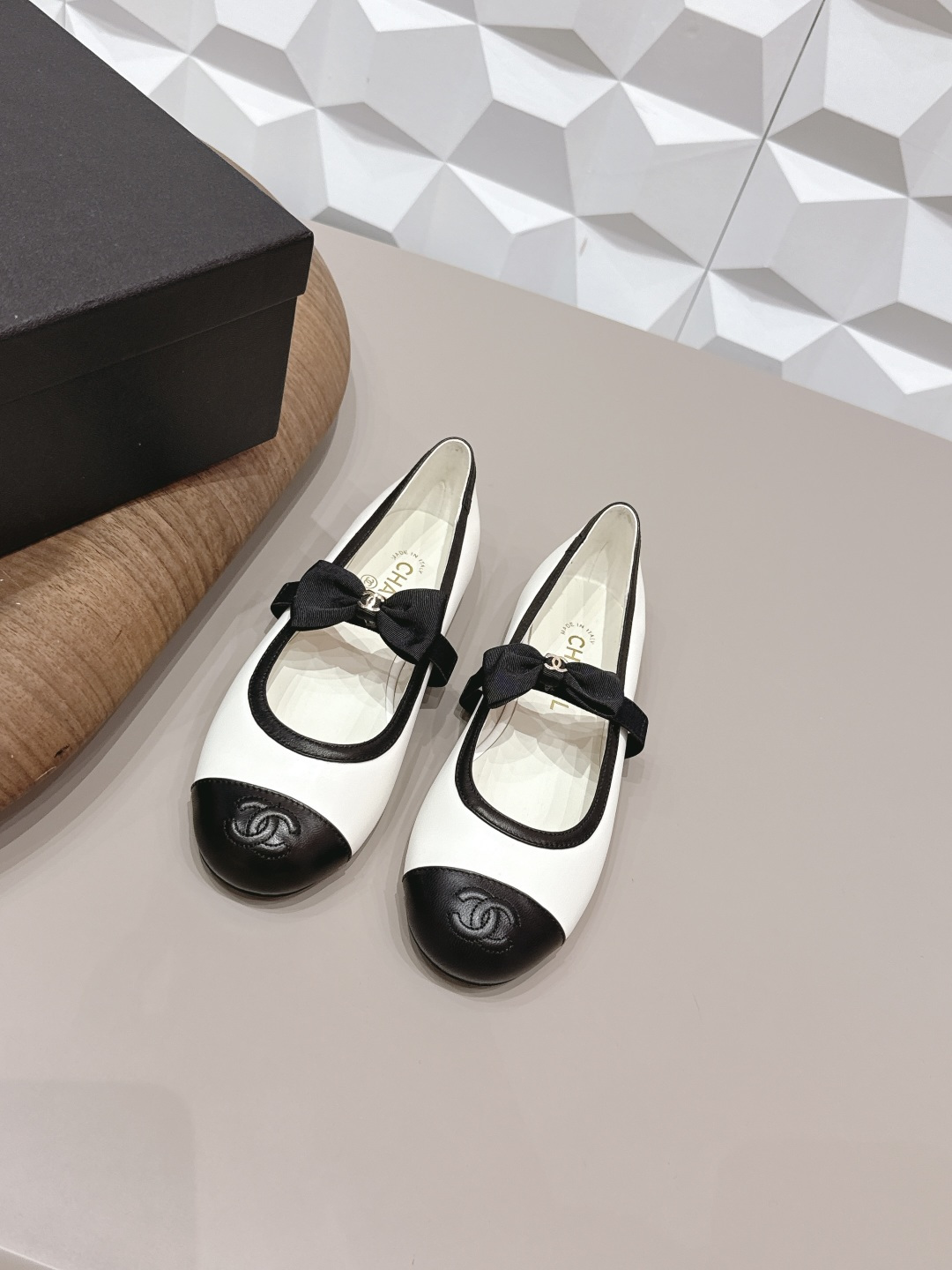 NO:748718,: 'Exclusive top version' CHANE*L Xiaoxiang 2026 vs the latest shoe series in early spring counters... [Round-toe bow shoes] Ms. Chanel loves simple and irresistible styles. The combination shows a unique dressing style, free mix and match to shine in place and follow the fashionable pace of Grandma Tongxiang!  !  !  The top-notch craftsmanship and texture are perfectly presented. No matter any details, you can compare them with the counters. You can enter and exit the counters at will with the best quality goods!  !  Fabric: Original customized sheepskin/bow-tie crafts Lining: Original customized sheepskin Foot pads: Original customized sheepskin Outsole: Original customized leather outsole Heel height: 1.0cm Size: 35-39 (40.41. Customization is non-returnable) Packaging: Original full set of packaging Color: Official website updated simultaneously, single shoes, chanel, chanel, sheepskin, Leather soles19860909: 《独家顶级版本》  CHANE*L小香2026vs早春专柜最新单鞋系列……【圆头蝴蝶结单鞋】  香奈儿女士钟爱简约又难以抗拒系 搭配展现与众不同的穿搭风格、自由混搭闪耀到位跟紧香奶奶时尚步伐！！！ 顶级工艺质感完美呈现,无论任何细节均可对比专柜,最好级别的顶级货,随意进出专柜！！ 面料: 原版定制羊皮/蝴蝶结工艺 内里: 原版定制羊皮 垫脚: 原版定制羊皮 大底: 原版定制真皮大底 跟高: 1.0cm 码数: 35-39（40.41.定制不退换） 包装: 原版全套包装 颜色: 官网同步更新,单鞋,chanel,chanel,sheepskin,Leather soles,Women's Shoes