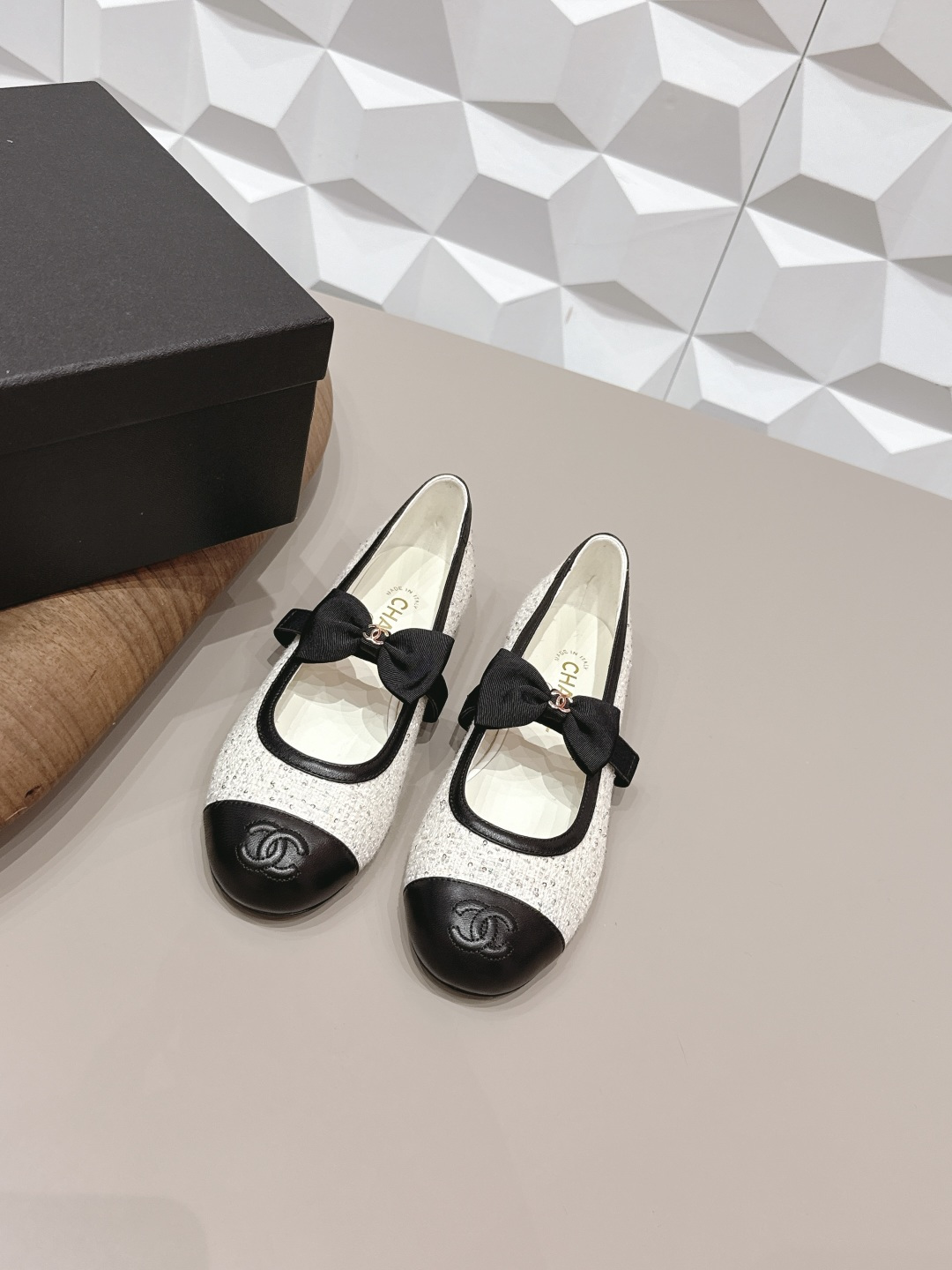 NO:748721,: 'Exclusive top version' CHANE*L Xiaoxiang 2026 vs the latest shoe series in early spring counters... [Round-toe bow shoes] Ms. Chanel loves simple and irresistible styles. The combination shows a unique dressing style, free mix and match to shine in place and follow the fashionable pace of Grandma Tongxiang!  !  !  The top-notch craftsmanship and texture are perfectly presented. No matter any details, you can compare them with the counters. You can enter and exit the counters at will with the best quality goods!  !  Fabric: Original customized sheepskin/original weaving/bow crafts Lining: Original customized sheepskin Foot pads: Original customized sheepskin Outsole: Original customized leather outsole Heel height: 1.0cm Size: 35-39 (40.41. Customization is non-returnable) Packaging: Original full set of packaging Color: Official website updated simultaneously, single shoes, chanel, chanel, sheepskin, Leather soles19860909: 《独家顶级版本》  CHANE*L小香2026vs早春专柜最新单鞋系列……【圆头蝴蝶结单鞋】  香奈儿女士钟爱简约又难以抗拒系 搭配展现与众不同的穿搭风格、自由混搭闪耀到位跟紧香奶奶时尚步伐！！！ 顶级工艺质感完美呈现,无论任何细节均可对比专柜,最好级别的顶级货,随意进出专柜！！ 面料: 原版定制羊皮/原版织布/蝴蝶结工艺 内里: 原版定制羊皮 垫脚: 原版定制羊皮 大底: 原版定制真皮大底 跟高: 1.0cm 码数: 35-39（40.41.定制不退换） 包装: 原版全套包装 颜色: 官网同步更新,单鞋,chanel,chanel,sheepskin,Leather soles,Women's Shoes