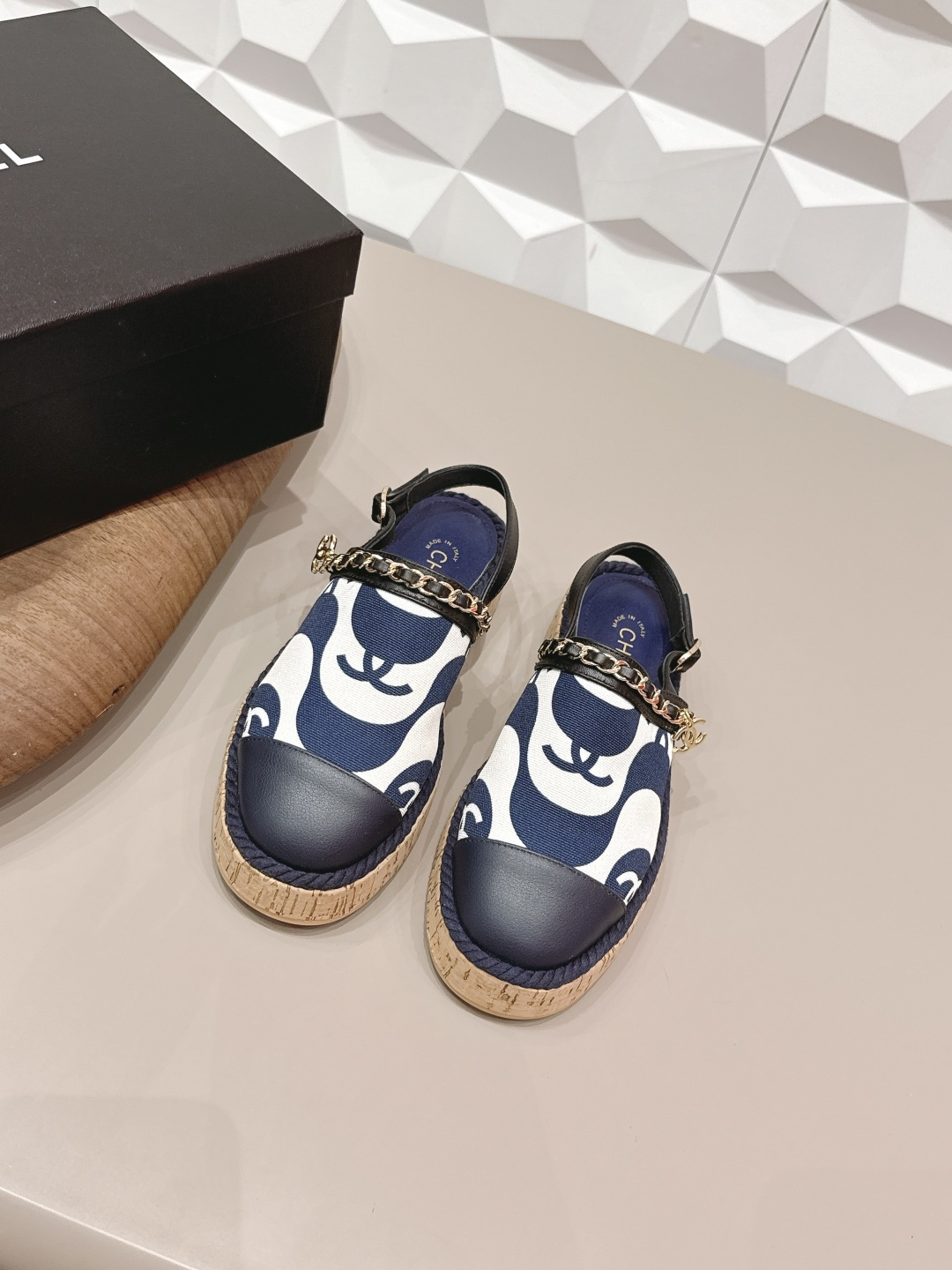 NO:722202,: 'Exclusive top version' CHANE*L Xiaoxiang 2026 vs the latest shoe series in the early spring counter... [Round-toe thick-soled shoes] Ms. Chanel loves simple and irresistible styles. The combination shows a unique dressing style, free mix and match to shine in place and follow the fashionable pace of Grandma Tongxiang!  !  !  The top-notch craftsmanship and texture are perfectly presented. No matter any details, you can compare them with the counters. You can enter and exit the counters at will with the best quality products!  !  Fabric: Original customized sheepskin/printing process Lining: Original customized sheepskin Foot pads: Original customized sheepskin Outsole: Original molded flat Bottom height: 3cm Size: 35-39 (40.41.42. Customization is non-refundable) Packaging: Original full set of packaging Color: Official website updated simultaneously, sandals, chanel, chanel, sandals, sheepskin19860909: 《独家顶级版本》  CHANE*L小香2026vs早春专柜最新单鞋系列……【圆头厚底单鞋】  香奈儿女士钟爱简约又难以抗拒系 搭配展现与众不同的穿搭风格、自由混搭闪耀到位跟紧香奶奶时尚步伐！！！ 顶级工艺质感完美呈现,无论任何细节均可对比专柜,最好级别的顶级货,随意进出专柜！！ 面料: 原版定制羊皮/打印工艺 内里: 原版定制羊皮 垫脚: 原版定制羊皮 大底: 原版开模底平 水台高: 3cm 码数: 35-39（40.41.42.定制不退换） 包装: 原版全套包装 颜色: 官网同步更新,凉鞋,chanel,chanel,sandals,sheepskin,Women's Shoes