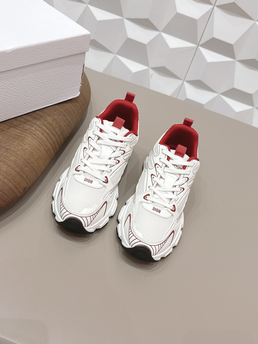 NO:722183,: Men and women's 'Exclusive top version' D*IOR Dior's classic casual popular series... [Color-blocking casual shoes for couples] Based on the classic sneaker version, deconstructed elements are added to the design. The classic brand digital logo is perfectly presented on the tail of the shoe. The circle surrounds the '23' logo on the shoe line, and the original customized cowhide mesh embroidery letter craft is full of fun, showing the fashionable design sense of Margiela. It will be the top when it is launched. The upper foot is the king... Fabric Original customized cowhide/Custom Technology Network  Original customized high-density breathable mesh inside, original customized injection molding for feet, original T-molded TPU suction-molded foam sole, size 35-44 (female 41, male 45, 46. Customized, non-returnable), original full set of packaging, colors updated simultaneously on the official website, casual shoes/sports shoes, masion margiela, sneakers, cowhide19860909: 女男《独家顶级版本》  D*IOR迪*奥经典休闲爆款系列……【情侣拼色休闲鞋】 以经典球鞋的版型为基础 加入解构元素设计 经典品牌数字logo在鞋尾完美呈现 圆圈围绕鞋履线“23”标志, 原版定制牛皮网刺绣字母工艺,玩味十足,尽显马吉拉时髦设计感,上市即巅峰 上脚即王者… 面料原版定制牛皮/定制科技网 内里原版定制高密度透气网 垫脚原版定制注塑成型 大底原版T开模TPU吸模发泡底 码数35-44（女41.男45.46.定制不退换） 包装原版全套包装 颜色官网同步更新,休闲鞋/运动鞋,masion margiela,sneakers,cowhide,Women's Shoes