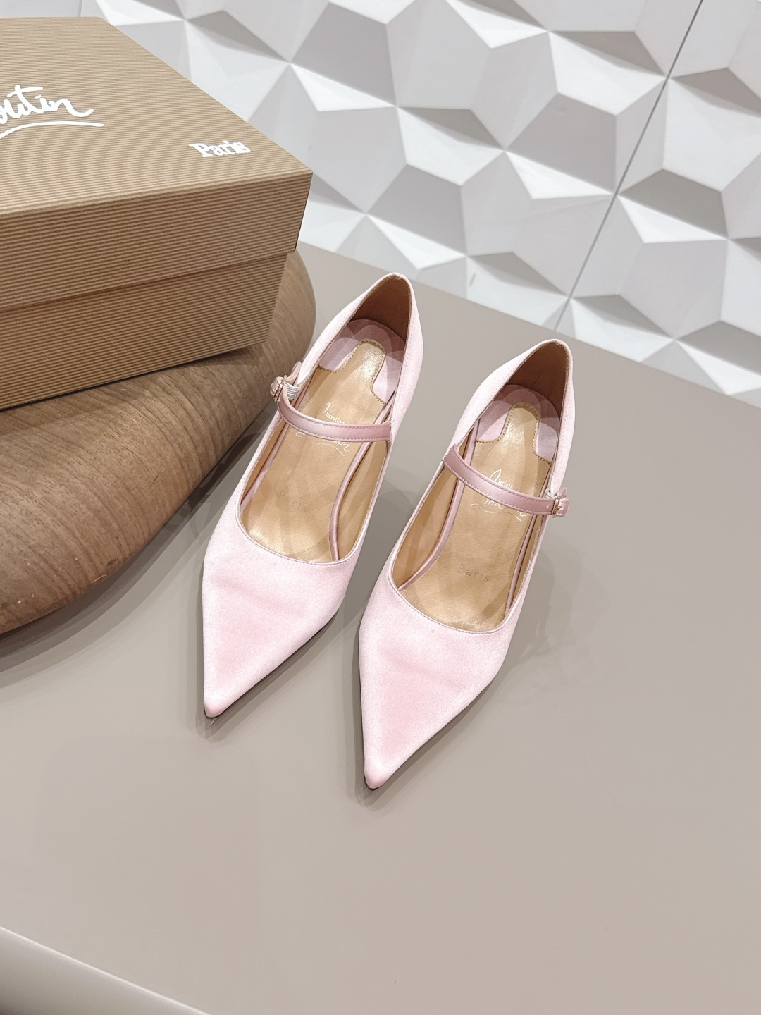 NO:748759,'Exclusive top version' Christian louboutin2026vs early spring latest fashion shoe series... [Pointed high-heeled shoes] Original quality  Authentic European style, the upper foot is perfect to wear with this shoe. It is elegant and crystal clear. Regardless of the materials of the accessories, they are all customized one by one. You must go to get the original version. The whole series is full of exciting and external elements. The texture of different materials, the expression of texture and surface, have a strong artistic atmosphere... Upper: Original customized silk cloth Lining: Original customized sheepskin Feet:  Original customized sheepskin outsole: Original customized genuine leather outsole Heel height: 10.5cm Packaging: Original full set of packaging Size: 35-39 (40.41.42 customization is not returnable) Color: Official website updated simultaneously, high heels, high heels, sheepskin, real silk, Leather soles19860909《独家顶级版本》 Christian louboutin2026vs早春最新时装单鞋系列……【尖头高跟单鞋】 原单品质 原汁原味的欧式风格,上脚非常完美穿搭上配此鞋,优雅大方,晶莹剔透,无论种各配件材质,都是家独一比一定制,必到做原版零距离,整系个列都充了满令兴人奋意和外的元结素合,不同材的质,肌的理面的料表现,具有极的浓艺术气息…… 鞋面: 原版定制真丝布 内里: 原版定制羊皮 垫脚: 原版定制羊皮 大底: 原版定制真皮大底 跟高: 10.5cm 包装: 原版全套包装 码数: 35-39(40.41.42定制不退换) 颜色: 官网同步更新,高跟鞋,high heels,sheepskin,real silk,Leather soles,Women's Shoes