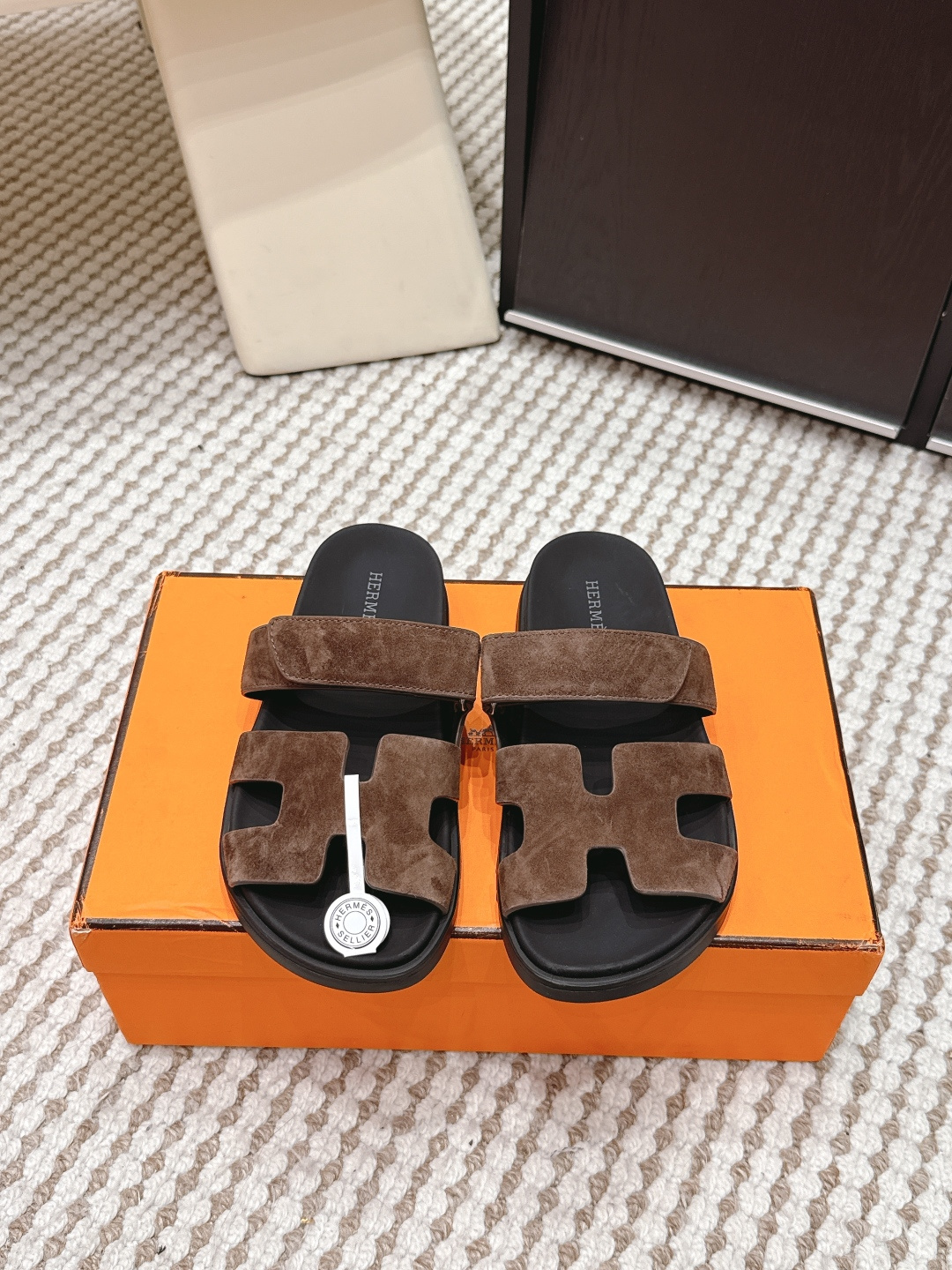 NO:749779,Purchasing agent grade male 10 Hermès 2026 spring and summer new style Second Uncle Slippers Couple Style Hermès Second Uncle Slippers are gray suede style, classic 'H' shape design, simple and recognizable. The upper is soft suede, and the sole is made of cowhide, which is comfortable and durable. The Velcro design is easy to adjust and suitable for various foot types.  Low-key and versatile, it can be easily worn with jeans and casual pants. It is suitable for both men and women when going out or on vacation in summer. It is fashionable and practical. It is a must-have item in summer!  Size 35-46 (female 40.41, male 38.45.46 customized), slippers, hermes, hermes, slippers, jeans, cowhide, chamois leather19860909代购级 男10 Hermès 爱马仕 2026春夏新款 二舅拖鞋 情侣款 Hermès二舅拖鞋灰色麂皮款,经典“H”字形设计,简约又有辨识度 鞋面柔软麂皮,鞋底整块牛皮,穿着舒适又耐用.魔术贴设计方便调节,适合各种脚型. 低调百搭,牛仔裤、休闲裤都能轻松驾驭,夏季出街或度假都很合适男女都能穿,时尚又实用,是夏日必入单品！ Size 35-46（女40.41 男38.45.46定做）,拖鞋,hermes,hermes,slippers,jeans,cowhide,chamois leather,Women's Shoes