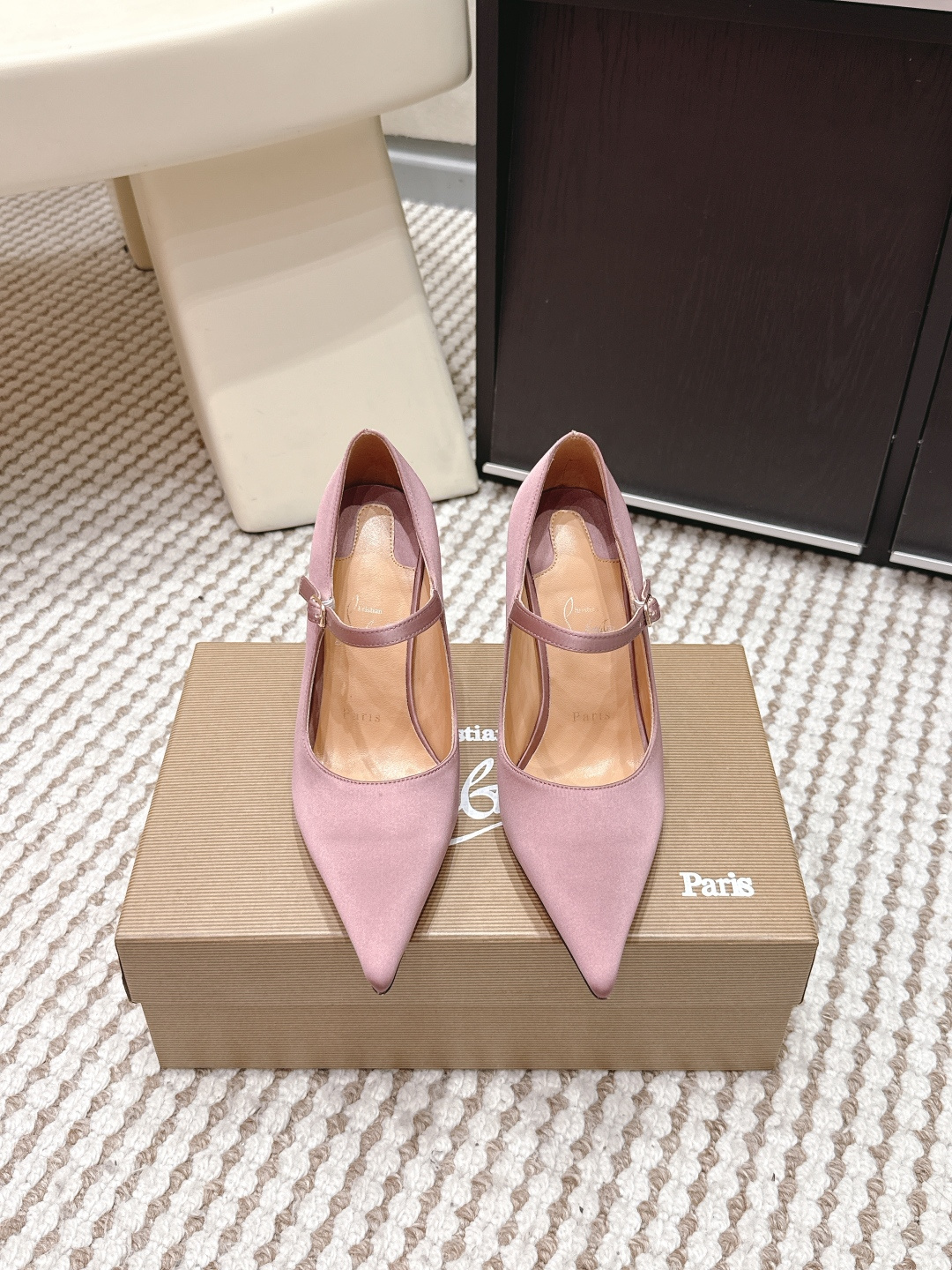 NO:749758,Purchasing agent Christian Louboutin Miss Z 100 high heels, pointed toe single shoes, Christian Louboutin Miss Z 100 high heels, black patent leather + iconic red sole, elegant and sexy. Pointed stiletto heel design, 10cm height elongates the leg line, full of aura!  The soles are wider and more stable, and the TPU on the forefoot is non-slip, making it comfortable and safe. The insole is soft and friendly to wide feet. It can be easily used for commuting and parties. It is a practical and beautiful high-heeled shoe!  Heel height 10cm, Size 35-39 (40.41.42 custom made, non-refundable), high heels single shoes, high heels19860909代购级 Christian Louboutin Miss Z 100高跟鞋 尖头 单鞋 Christian Louboutin Miss Z 100高跟鞋,黑色漆皮+标志性红底,优雅又性感.尖头细跟设计,10cm高度拉长腿部线条,气场全开！ 鞋底加宽更稳,前掌TPU防滑,舒适又安全.鞋垫柔软,宽脚也友好,通勤、派对都能轻松驾驭,是实用与美貌兼具的高跟鞋！ 跟高10cm Size 35-39（40.41.42订做不退换）,高跟鞋单鞋,high heels,Women's Shoes