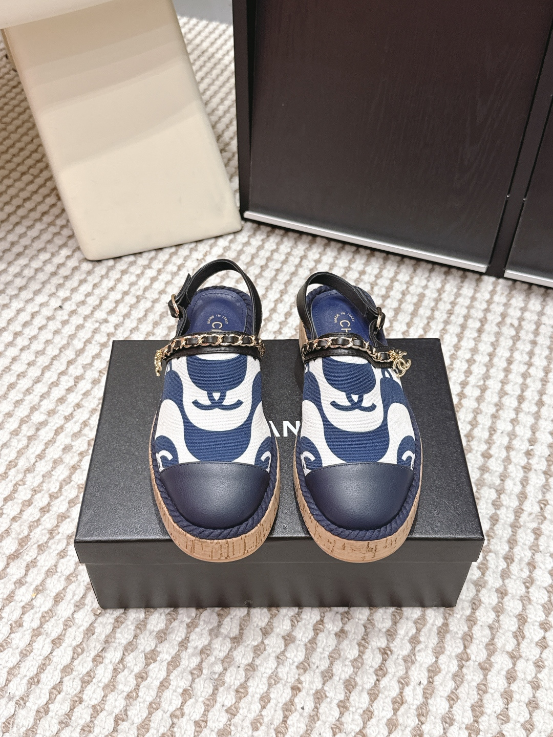 NO:724954,Purchasing agent Chanel 2026 spring and summer new printed hemp rope-soled sandals. Chanel's hemp-soled sandals, black and white abstract print + metal chain, are fashionable and recognizable!  The upper is made of fabric spliced ​​with leather, and the hemp rope sole is light and breathable, making it super comfortable to wear in summer ~ The back design + soft lining are versatile for daily outings or vacations, and can be easily worn with skirts and casual pants. The insole has a brand logo and is full of details. It is a continuation of Chanel's classic elements!  Size 35-39 (40. Customized items are non-refundable), half drag, chanel, chanel, sandals, skirts19860909代购级 Chanel香奈儿 2026春夏新款印花 麻绳底 凉鞋 香奈儿这款麻绳底凉鞋,黑白抽象印花+金属链条,时髦又有辨识度！鞋面织物拼接皮革,麻绳鞋底轻便透气,夏天穿超舒服～ 后空设计+柔软内衬,日常出街或度假都很百搭,裙装休闲裤都能轻松驾驭.鞋垫有品牌标识,细节满分,是香奈儿经典元素的延续！ Size 35-39（40.定做不退换）,半拖,chanel,chanel,sandals,skirts,Women's Shoes