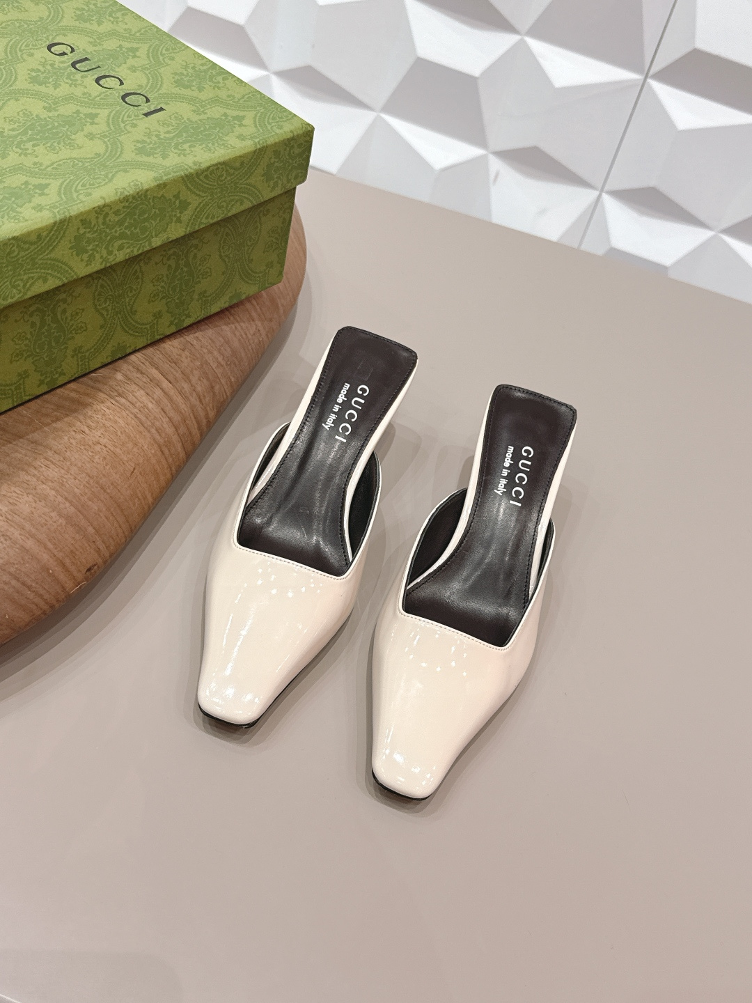 NO:748724,: 'Exclusive top version' G*ucci G*Chi 2026 vs spring and summer's latest popular shoe series... [Square toe back empty shoes] Original quality  Authentic European style, the upper foot is perfect to wear with this shoe. It is elegant and crystal clear. Regardless of the materials of the accessories, they are all customized one by one. You must go to get the original version. The whole series is full of exciting and external elements. The texture of different materials, the expression of texture and surface, have a strong artistic atmosphere... Upper: Original customized patent leather Inner: Original customized sheepskin Feet:  Original customized sheepskin outsole: Original customized genuine leather outsole Heel height: 5.5cm Packaging: Original full set of packaging Size: 35-39 (34.40.41.42 customization is not returnable) Color: Official website updated simultaneously, high heels sandals, sandals, high heels, sheepskin, Leather soles19860909: 《独家顶级版本》 G*ucci古*驰2026vs春夏最新爆款单鞋系列……【方头后空单鞋】 原单品质 原汁原味的欧式风格,上脚非常完美穿搭上配此鞋,优雅大方,晶莹剔透,无论种各配件材质,都是家独一比一定制,必到做原版零距离,整系个列都充了满令兴人奋意和外的元结素合,不同材的质,肌的理面的料表现,具有极的浓艺术气息…… 鞋面: 原版定制漆皮 内里: 原版定制羊皮 垫脚: 原版定制羊皮 大底: 原版定制真皮大底 跟高: 5.5cm 包装: 原版全套包装 码数: 35-39(34.40.41.42定制不退换) 颜色:官网同步更新,高跟鞋凉鞋,sandals,high heels,sheepskin,Leather soles,Women's Shoes