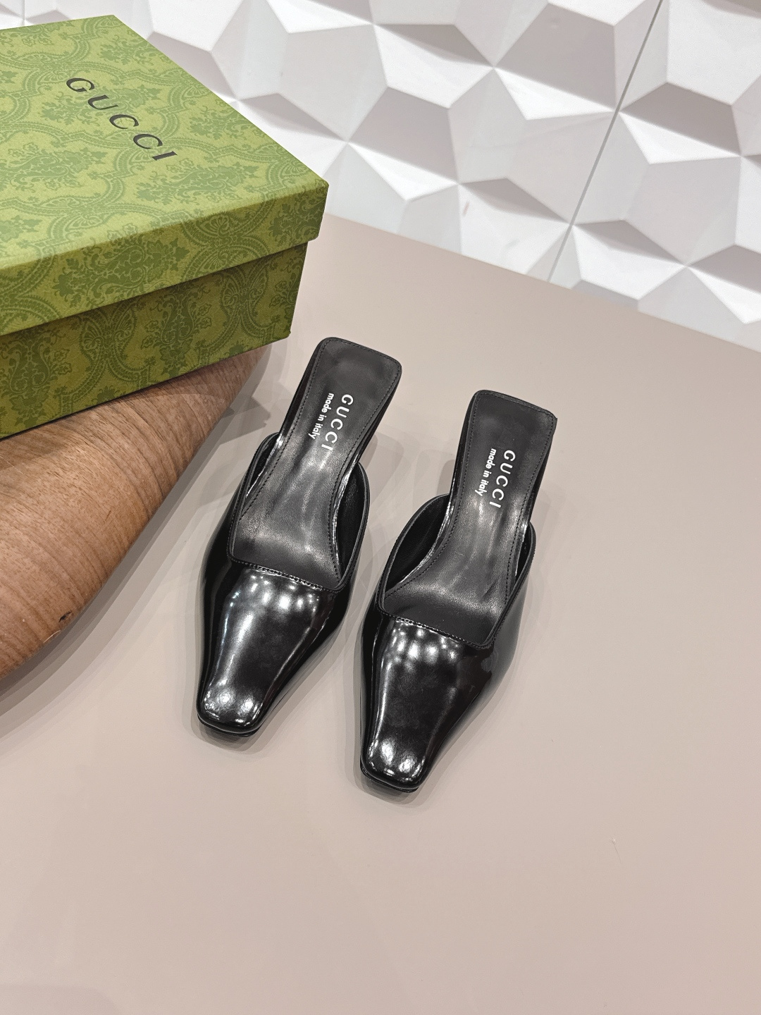 NO:748720,: 'Exclusive top version' G*ucci G*Chi 2026 vs spring and summer's latest popular shoe series... [Square toe back empty shoes] Original quality  Authentic European style, the upper foot is perfect to wear with this shoe. It is elegant and crystal clear. Regardless of the materials of the accessories, they are all customized one by one. You must go to get the original version. The whole series is full of exciting and external elements. The texture of different materials and the expression of textured surfaces have a strong artistic atmosphere... Upper: Original customized open edge beads. Inner: Original customized sheepskin. Feet:  Original customized sheepskin outsole: Original customized genuine leather outsole Heel height: 5.5cm Packaging: Original full set of packaging Size: 35-39 (34.40.41.42 customization is not returnable) Color: Official website updated simultaneously, high heels sandals, sandals, high heels, sheepskin, Leather soles19860909: 《独家顶级版本》 G*ucci古*驰2026vs春夏最新爆款单鞋系列……【方头后空单鞋】 原单品质 原汁原味的欧式风格,上脚非常完美穿搭上配此鞋,优雅大方,晶莹剔透,无论种各配件材质,都是家独一比一定制,必到做原版零距离,整系个列都充了满令兴人奋意和外的元结素合,不同材的质,肌的理面的料表现,具有极的浓艺术气息…… 鞋面: 原版定制开边珠 内里: 原版定制羊皮 垫脚: 原版定制羊皮 大底: 原版定制真皮大底 跟高: 5.5cm 包装: 原版全套包装 码数: 35-39(34.40.41.42定制不退换) 颜色:官网同步更新,高跟鞋凉鞋,sandals,high heels,sheepskin,Leather soles,Women's Shoes