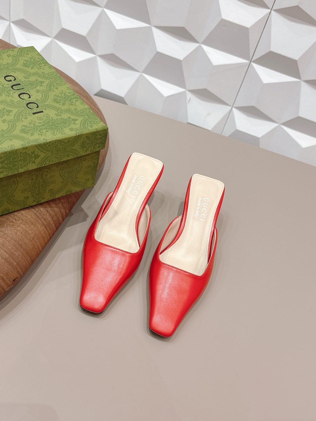 NO:748727,: 'Exclusive top version' G*ucci G*Chi 2026 vs spring and summer's latest popular shoe series... [Square toe back empty shoes] Original quality  Authentic European style, the upper foot is perfect to wear with this shoe. It is elegant and crystal clear. Regardless of the materials of the accessories, they are all customized one by one. You must go to get the original version. The whole series is full of exciting and external elements. The texture of different materials and the expression of texture and texture have a strong artistic atmosphere... Upper: Original customized sheepskin Lining: Original customized sheepskin Feet:  Original customized sheepskin outsole: Original customized genuine leather outsole Heel height: 5.5cm Packaging: Original full set of packaging Size: 35-39 (34.40.41.42 customization is not returnable) Color: Official website updated simultaneously, high heels sandals, sandals, high heels, sheepskin, Leather soles19860909: 《独家顶级版本》 G*ucci古*驰2026vs春夏最新爆款单鞋系列……【方头后空单鞋】 原单品质 原汁原味的欧式风格,上脚非常完美穿搭上配此鞋,优雅大方,晶莹剔透,无论种各配件材质,都是家独一比一定制,必到做原版零距离,整系个列都充了满令兴人奋意和外的元结素合,不同材的质,肌的理面的料表现,具有极的浓艺术气息…… 鞋面: 原版定制羊皮 内里: 原版定制羊皮 垫脚: 原版定制羊皮 大底: 原版定制真皮大底 跟高: 5.5cm 包装: 原版全套包装 码数: 35-39(34.40.41.42定制不退换) 颜色:官网同步更新,高跟鞋凉鞋,sandals,high heels,sheepskin,Leather soles,Women's Shoes