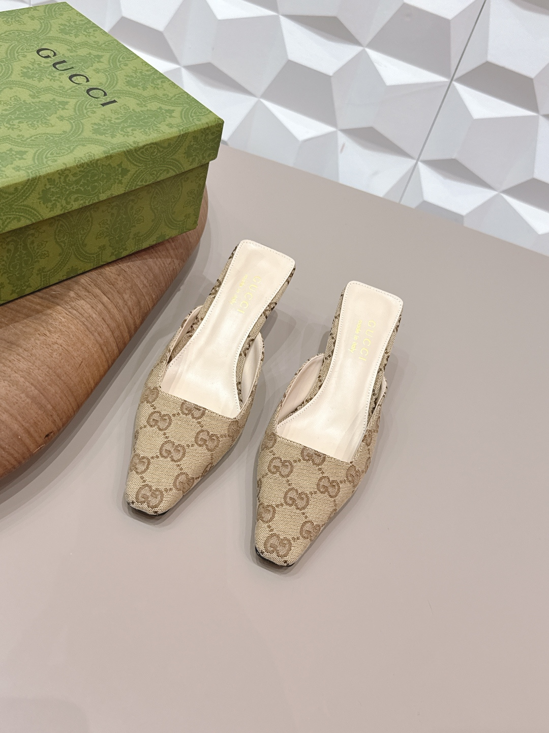 NO:748730,: 'Exclusive top version' G*ucci G*Chi 2026 vs spring and summer's latest popular shoe series... [Square toe back empty shoes] Original quality  Authentic European style, the upper and lower feet are perfectly matched with this shoe. It is elegant and crystal clear. Regardless of the materials of the accessories, they are all customized one by one. You must go to get the original version. The whole series is full of exciting and exciting combinations of elements. The texture of different materials and the expression of textured surfaces have a strong artistic atmosphere... Upper: Original customized jacquard fabric. Lining: Original customized sheepskin. Feet:  Original customized sheepskin outsole: Original customized genuine leather outsole Heel height: 5.5cm Packaging: Original full set of packaging Size: 35-39 (34.40.41.42 customization is not returnable) Color: Official website updated simultaneously, high heels sandals, sandals, high heels, sheepskin, Leather soles19860909: 《独家顶级版本》 G*ucci古*驰2026vs春夏最新爆款单鞋系列……【方头后空单鞋】 原单品质 原汁原味的欧式风格,上脚非常完美穿搭上配此鞋,优雅大方,晶莹剔透,无论种各配件材质,都是家独一比一定制,必到做原版零距离,整系个列都充了满令兴人奋意和外的元结素合,不同材的质,肌的理面的料表现,具有极的浓艺术气息…… 鞋面: 原版定制提花布料 内里: 原版定制羊皮 垫脚: 原版定制羊皮 大底: 原版定制真皮大底 跟高: 5.5cm 包装: 原版全套包装 码数: 35-39(34.40.41.42定制不退换) 颜色:官网同步更新,高跟鞋凉鞋,sandals,high heels,sheepskin,Leather soles,Women's Shoes