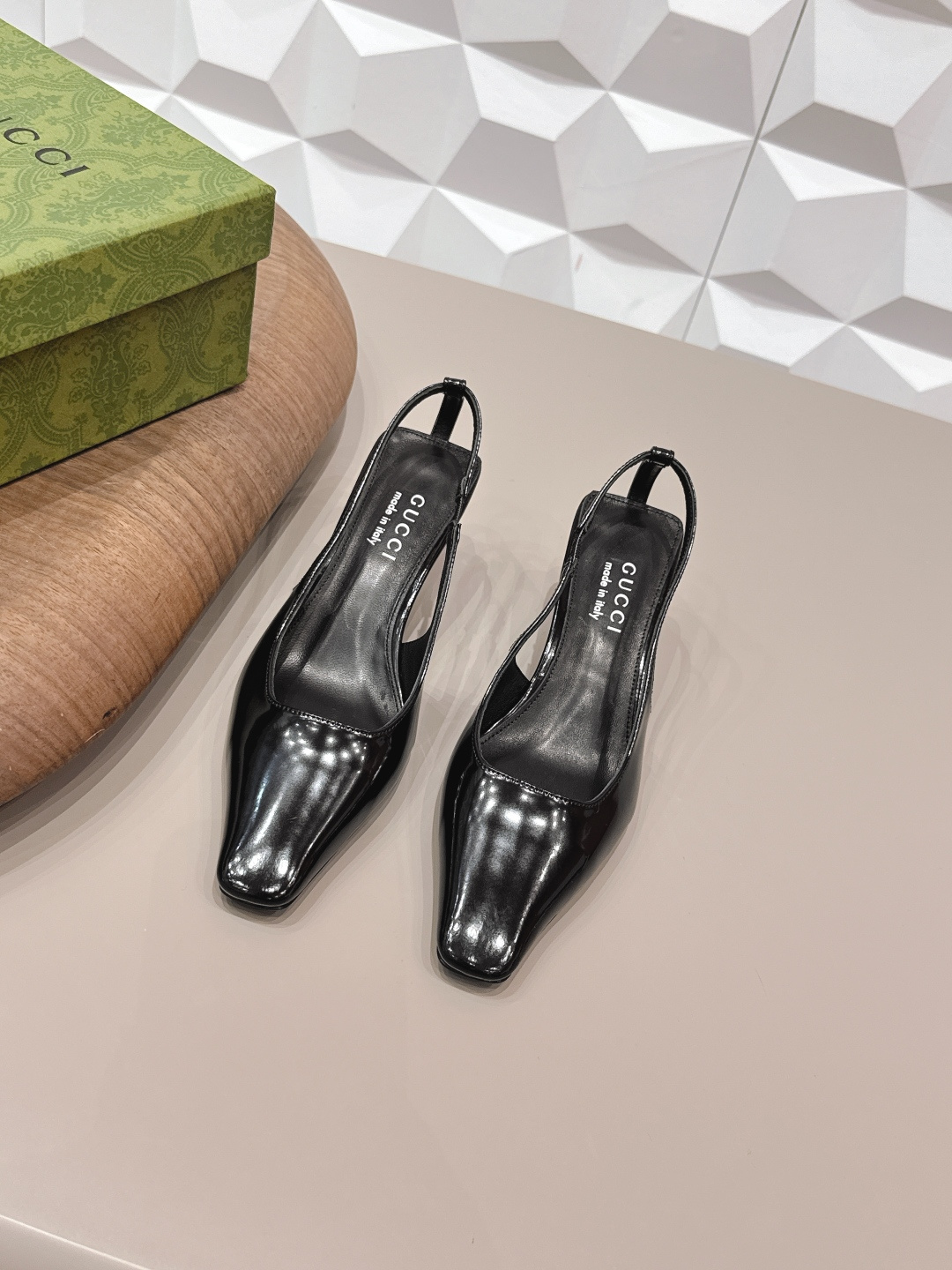 NO:748707,: 'Exclusive top version' G*ucci G*Chi 2026 vs spring and summer's latest popular shoe series... [Square toe back empty shoes] Original quality  Authentic European style, the upper foot is perfect to wear with this shoe. It is elegant and crystal clear. Regardless of the materials of the accessories, they are all customized one by one. You must go to get the original version. The whole series is full of exciting and external elements. The texture of different materials and the expression of textured surfaces have a strong artistic atmosphere... Upper: Original customized open edge beads. Inner: Original customized sheepskin. Feet:  Original customized sheepskin outsole: Original customized genuine leather outsole Heel height: 5.5cm Packaging: Original full set of packaging Size: 35-39 (34.40.41.42 customization is not returnable) Color: Official website updated simultaneously, high heels sandals, sandals, high heels, sheepskin, Leather soles19860909: 《独家顶级版本》 G*ucci古*驰2026vs春夏最新爆款单鞋系列……【方头后空单鞋】 原单品质 原汁原味的欧式风格,上脚非常完美穿搭上配此鞋,优雅大方,晶莹剔透,无论种各配件材质,都是家独一比一定制,必到做原版零距离,整系个列都充了满令兴人奋意和外的元结素合,不同材的质,肌的理面的料表现,具有极的浓艺术气息…… 鞋面: 原版定制开边珠 内里: 原版定制羊皮 垫脚: 原版定制羊皮 大底: 原版定制真皮大底 跟高: 5.5cm 包装: 原版全套包装 码数: 35-39(34.40.41.42定制不退换) 颜色:官网同步更新,高跟鞋凉鞋,sandals,high heels,sheepskin,Leather soles,Women's Shoes